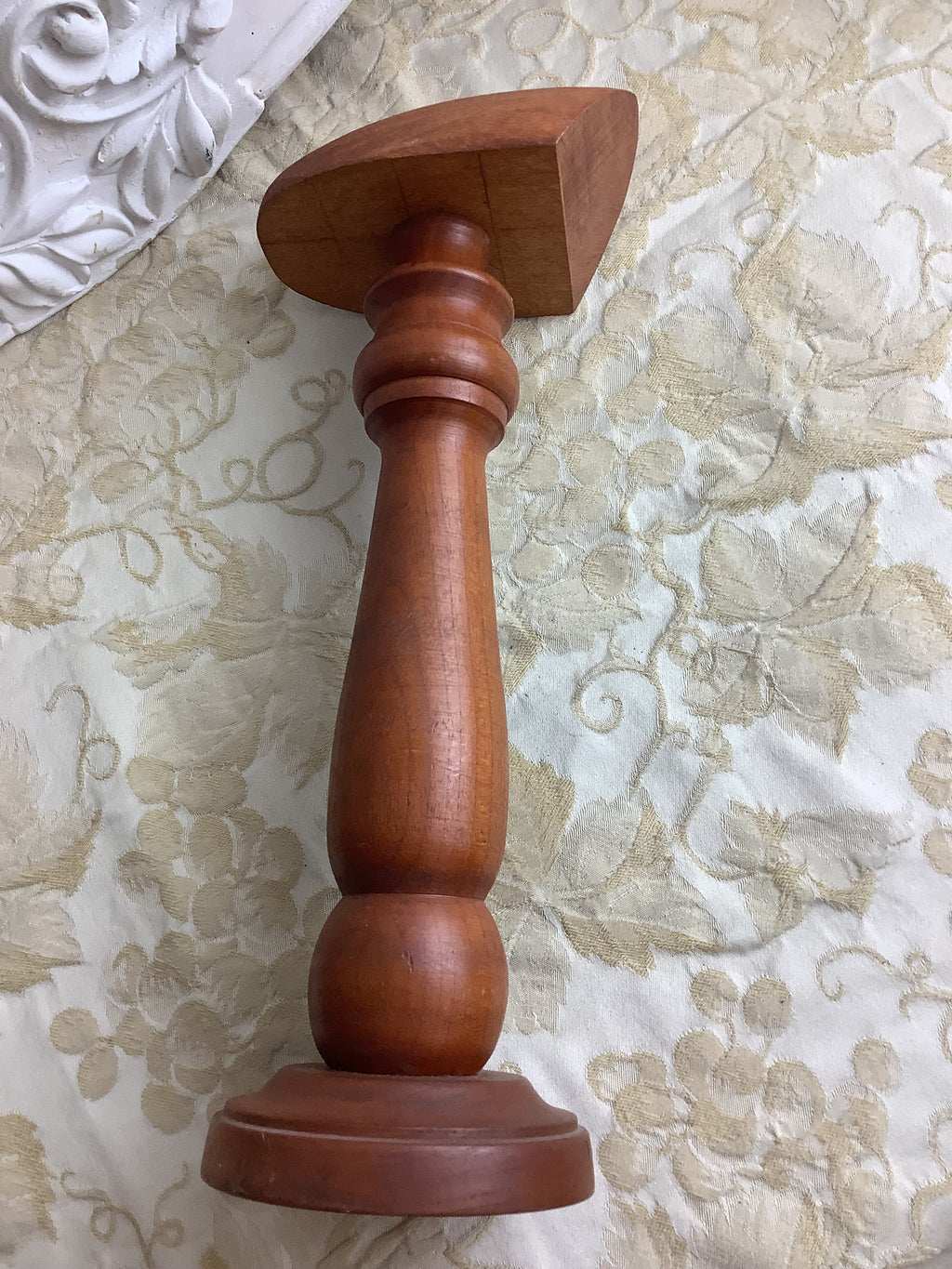 Ancien support de présentation en bois tourné – Porte-chapeau ou porte-perruque – Réf. 190