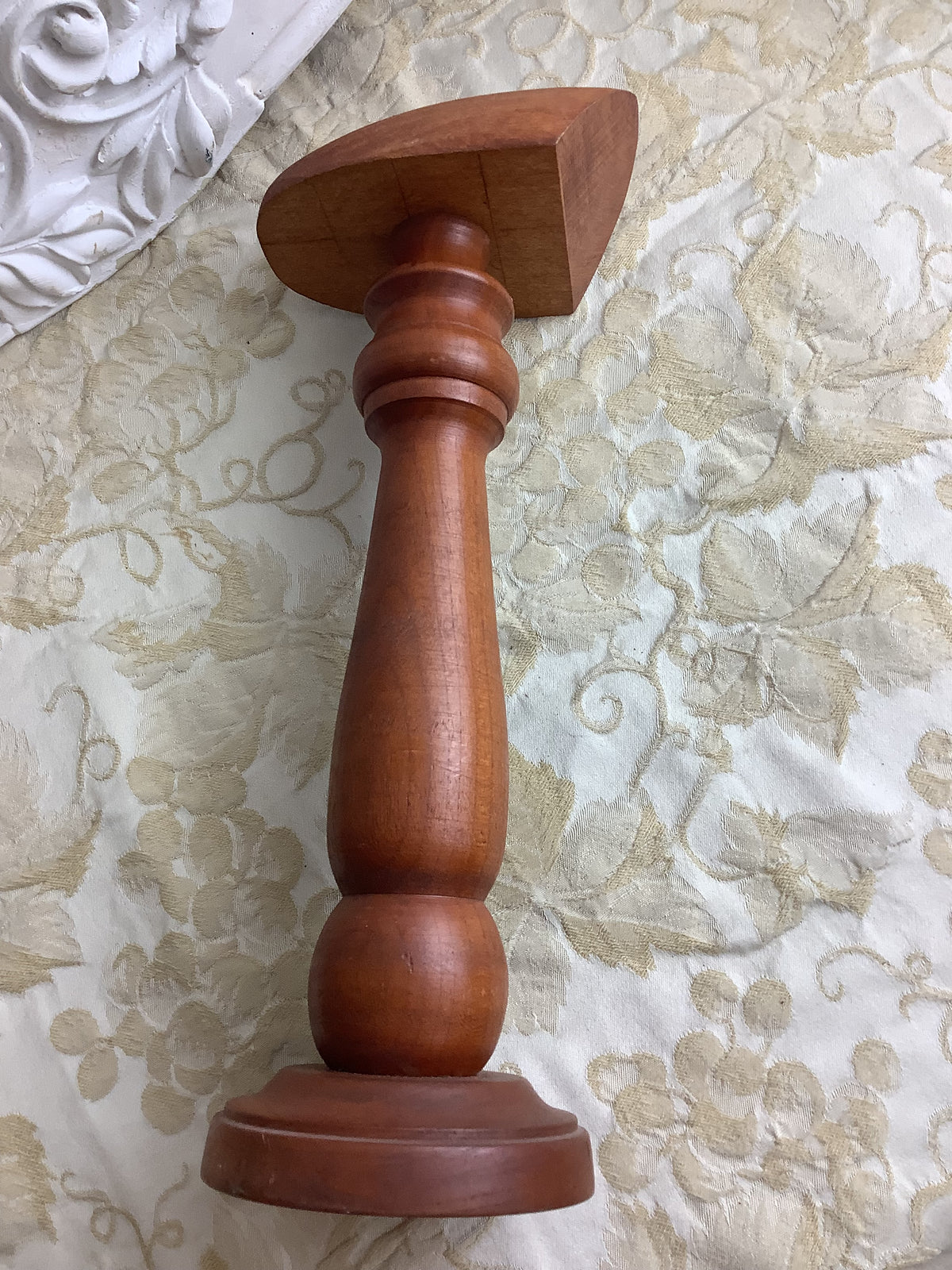 Ancien support de présentation en bois tourné – Porte-chapeau ou porte-perruque – Réf. 190