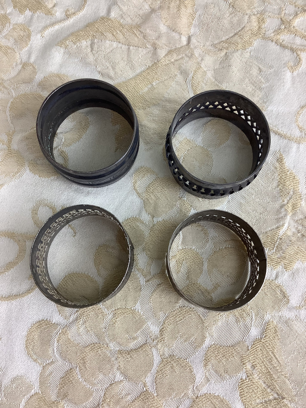 Lot de 4 ronds de serviette anciens en métal argenté – Ref 22Z