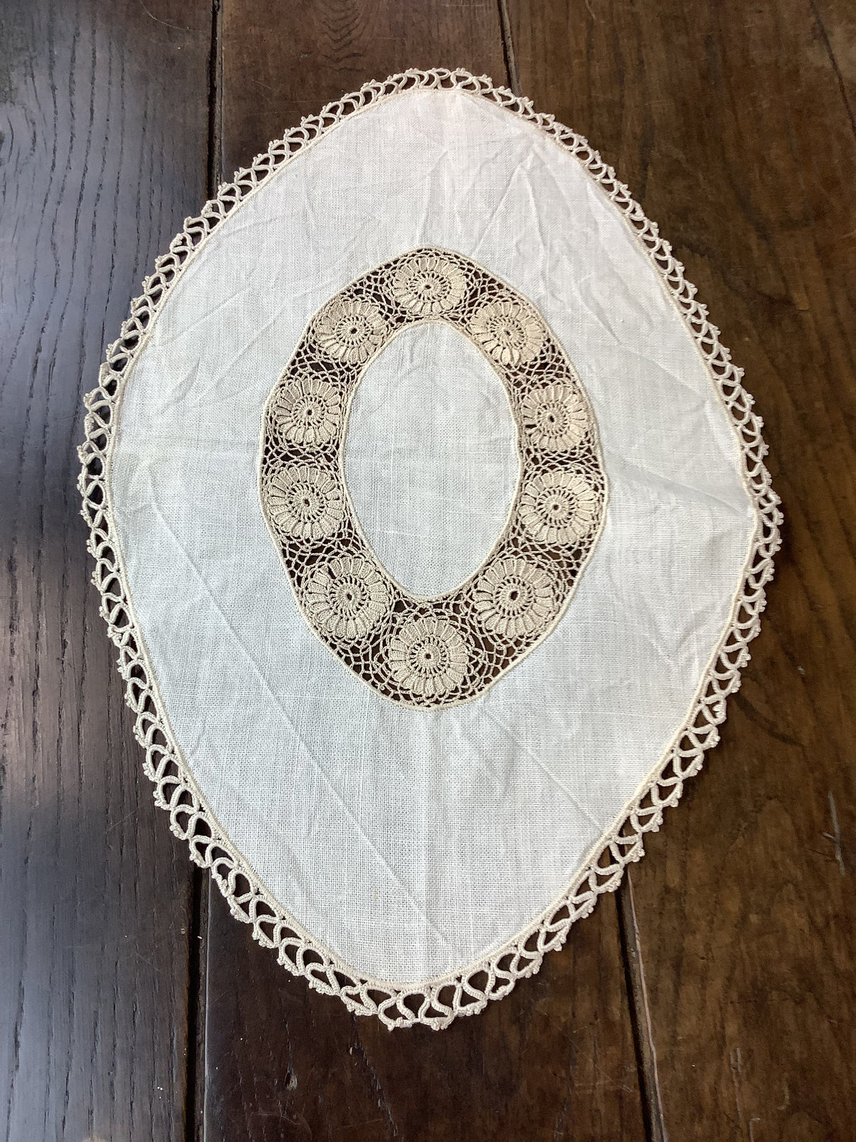 Napperon ovale ancien en lin ivoire et crochet fait main – Réf. 3