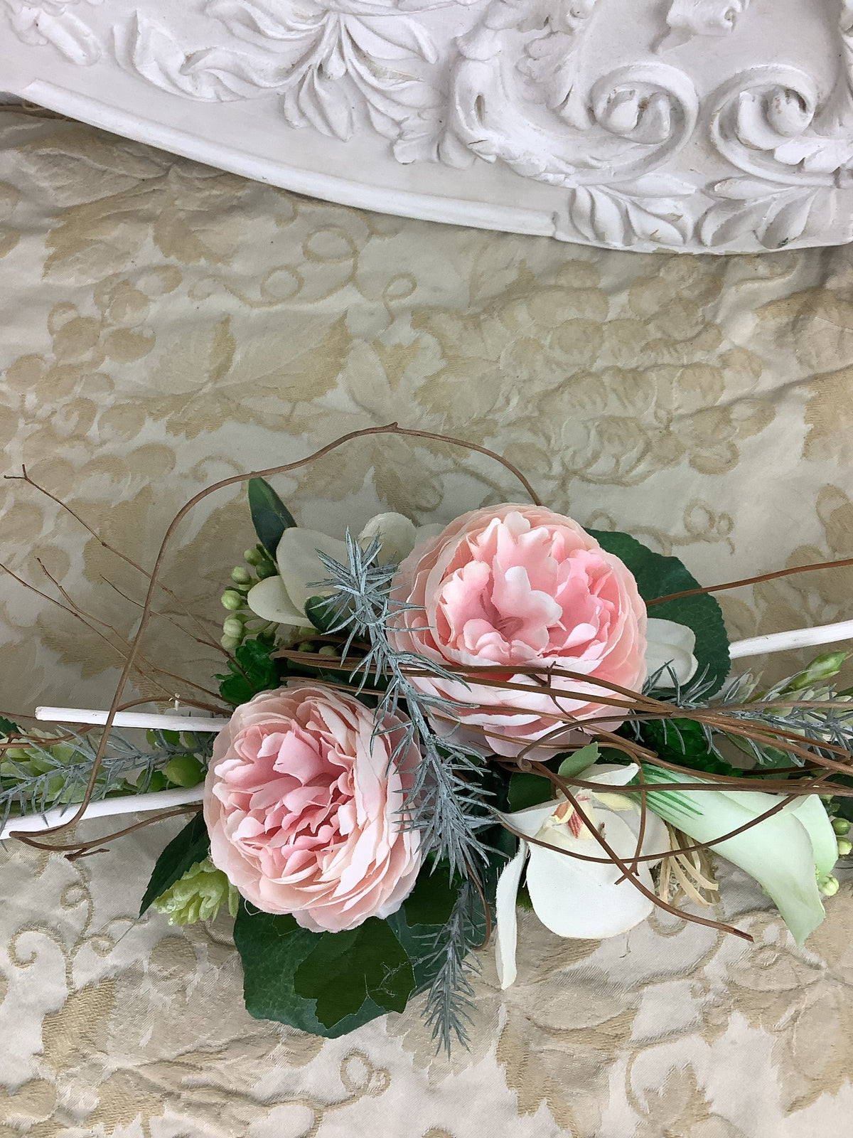 Composition florale C4-Renoncule rose poudré et fleurs blanches