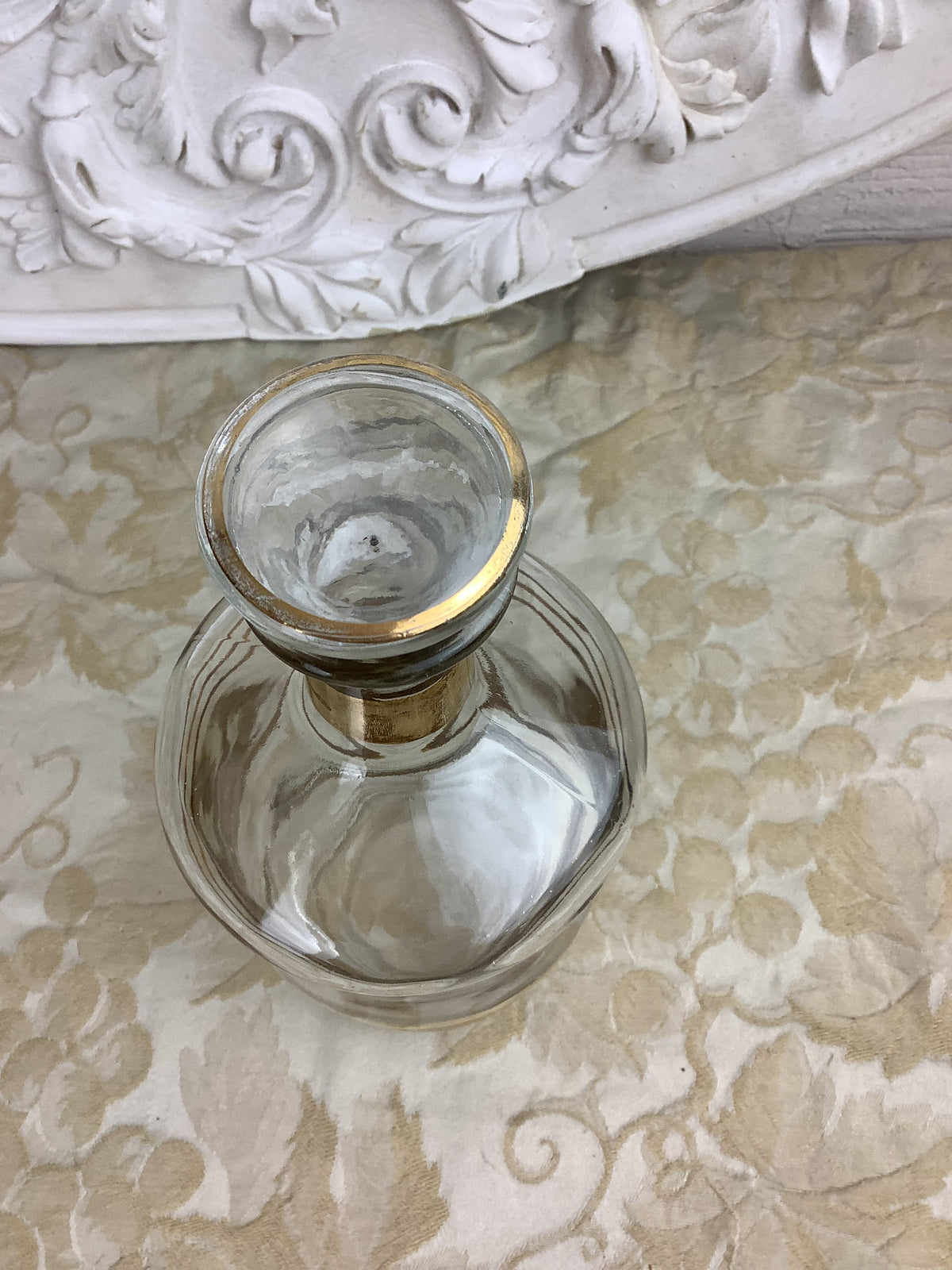 Carafe ancienne en verre transparent à liserés dorés avec bouchon d’origine — Réf. 25U