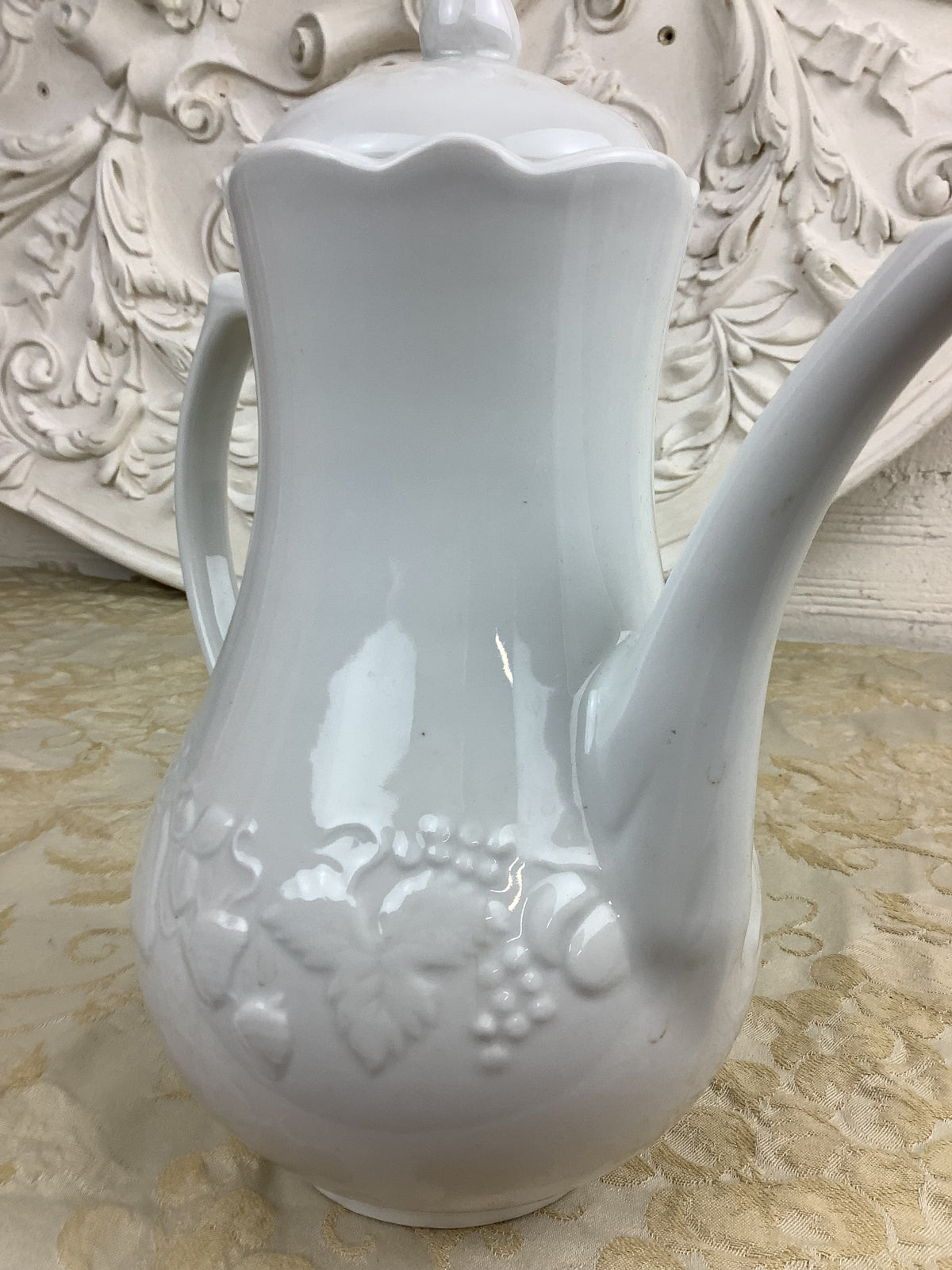 Ancienne cafetière en porcelaine blanche – Réf. 23D
