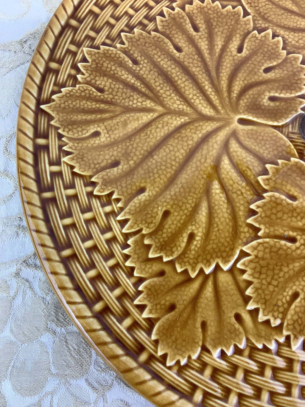 Plateau à fromage Gien vintage en barbotine – Feuilles de vigne- Ref 10p