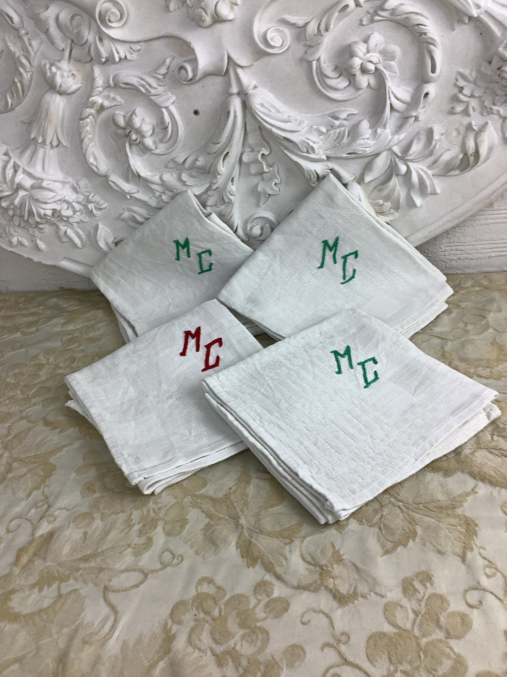 Lot de 4 serviettes anciennes en lin et chanvre damassé – broderies MG – Réf. 182