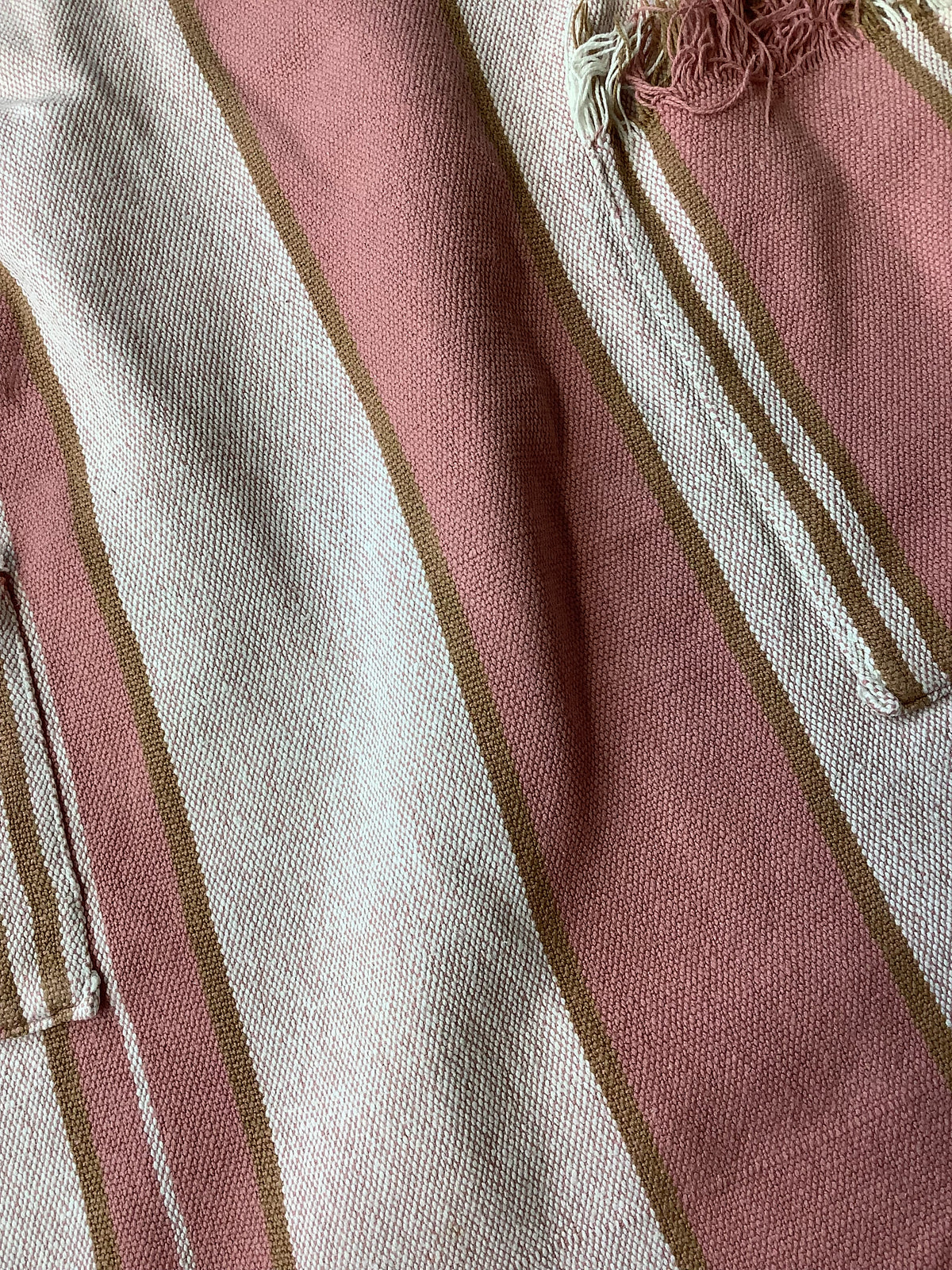Tablier de cuisine ancien artisanal en coton épais rayé vieux rose, beige et marron – Réf. 60