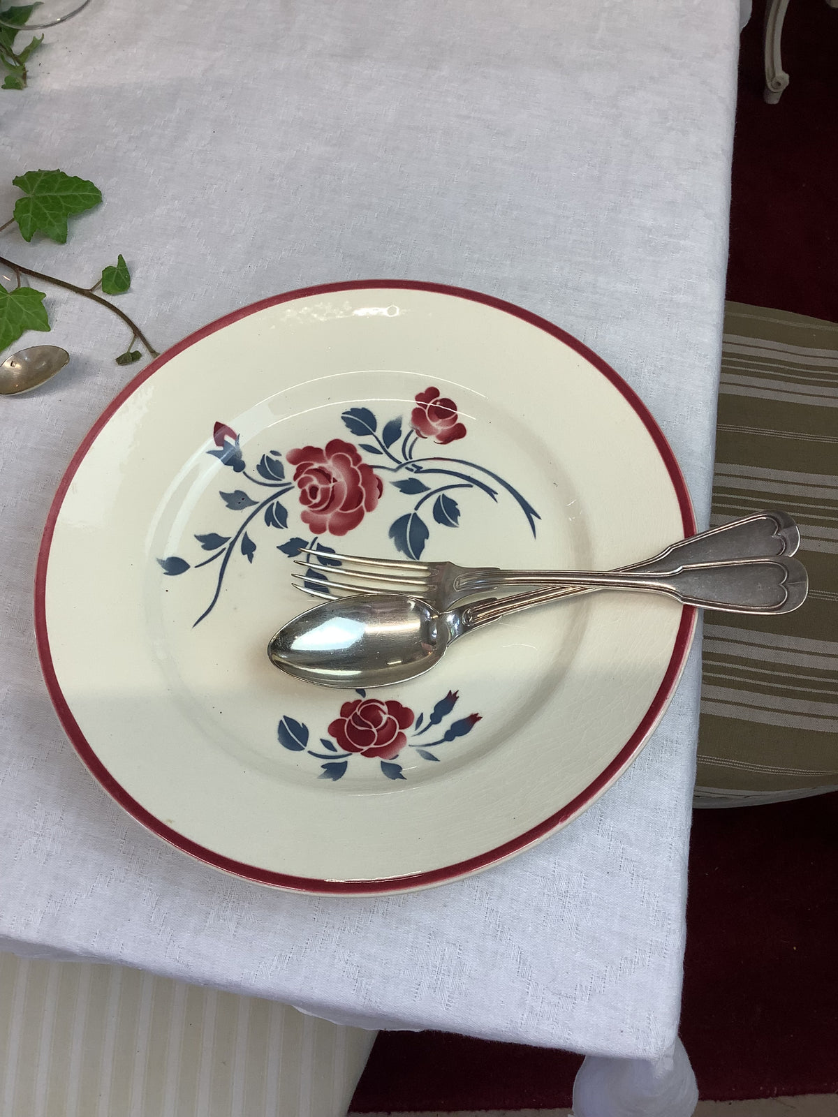 Plat rond ancien Badonviller – Roses bordeaux et feuillage bleu-Réf. 6J