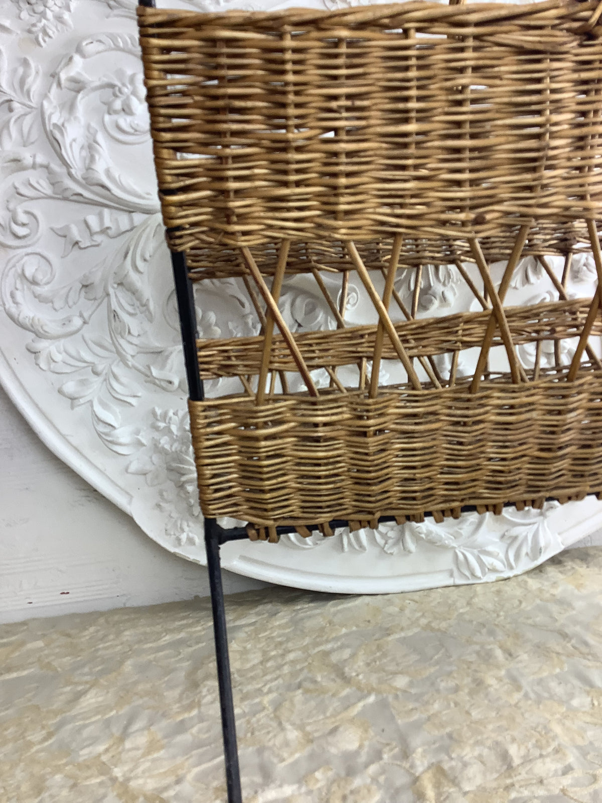 Porte-revue vintage en rotin et métal noir – Réf. 26J