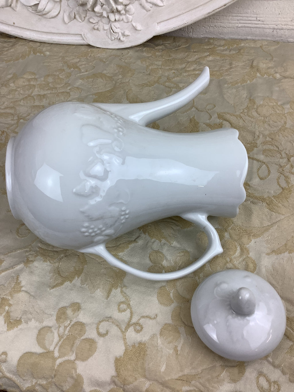 Ancienne cafetière en porcelaine blanche – Réf. 23D