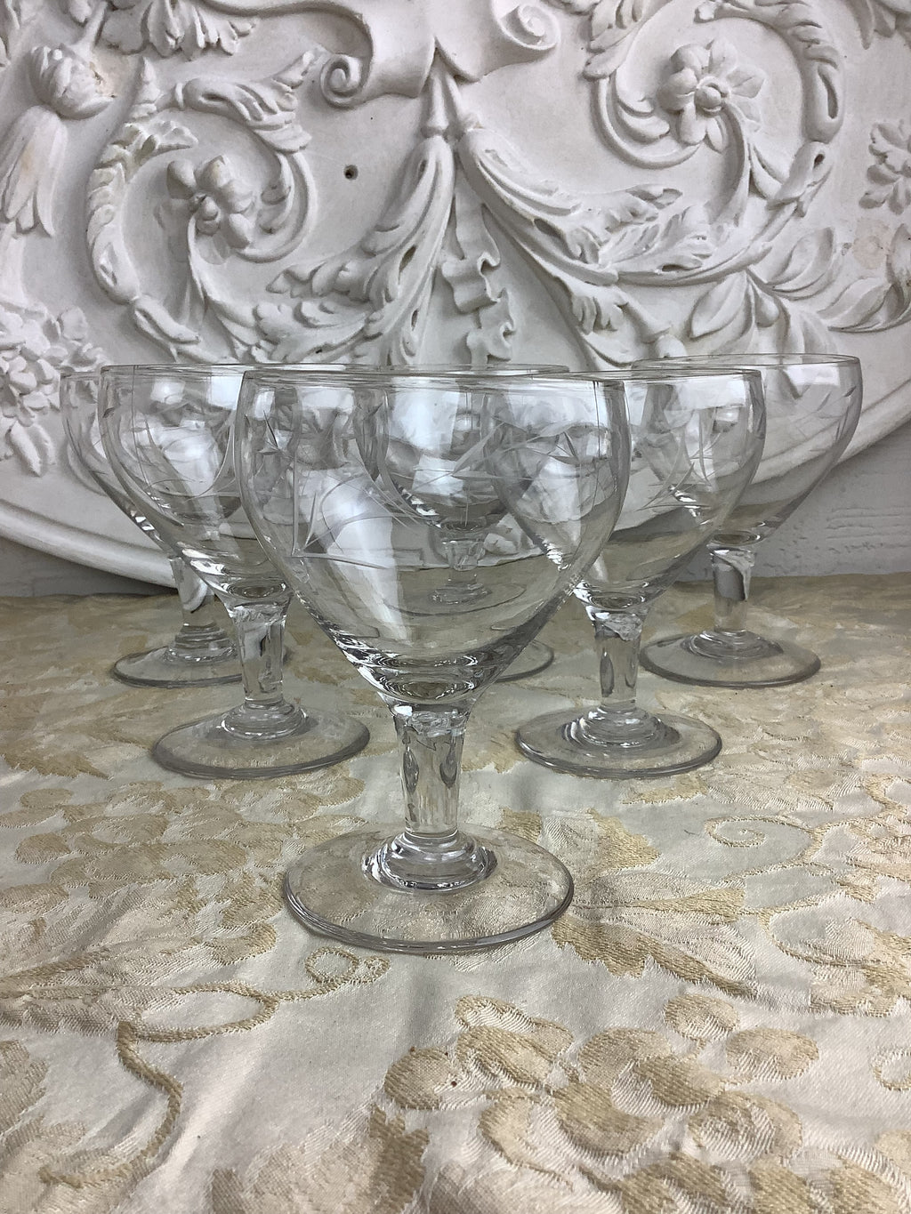 Lot de 6 verres anciens à eau à pied en verre décor feuillagé – Réf. 26G