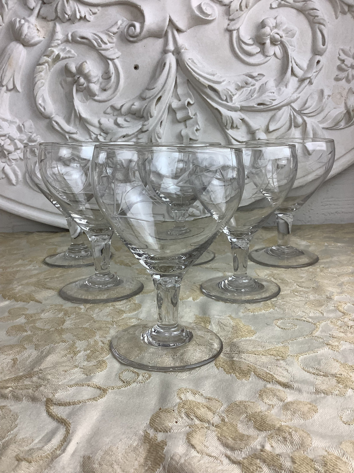 Lot de 6 verres anciens à eau à pied en verre décor feuillagé – Réf. 26G