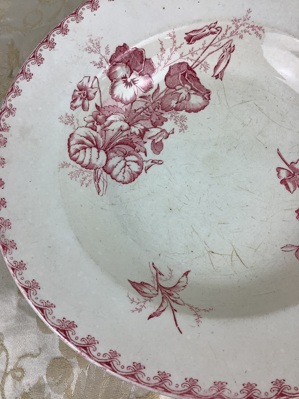 Ancien plat creux Sarreguemines VEGA – Décor de pensées vieux rose – Réf. 14U