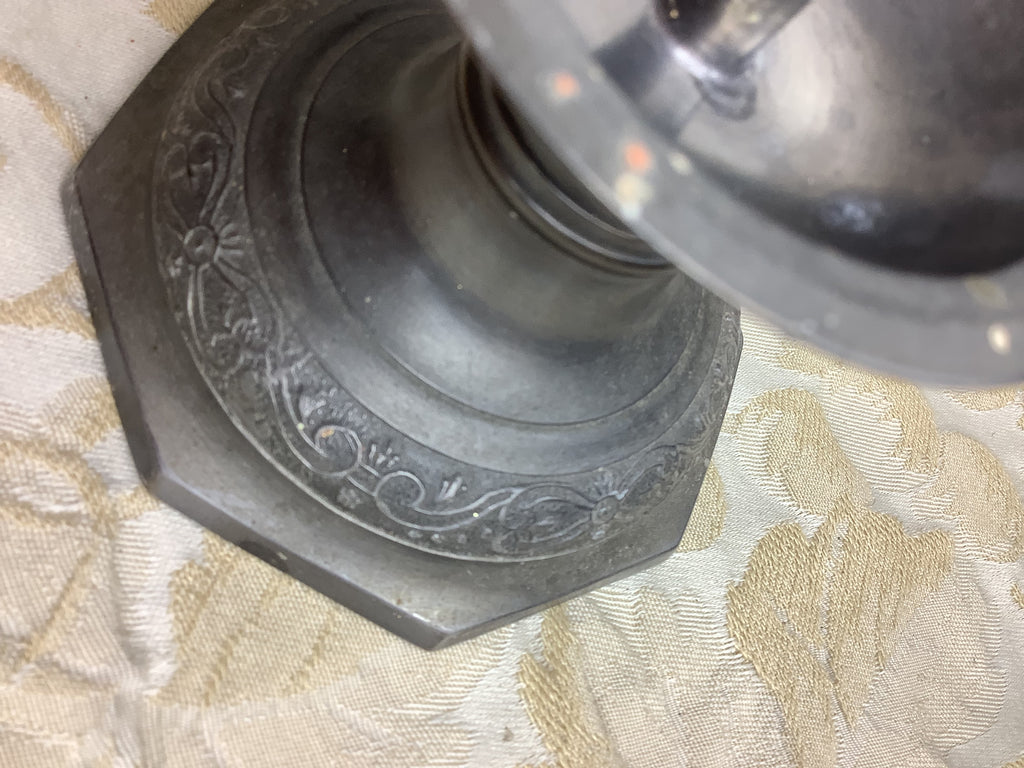 Duo de bougeoirs anciens en étain à décor ciselé – Réf. 29 J
