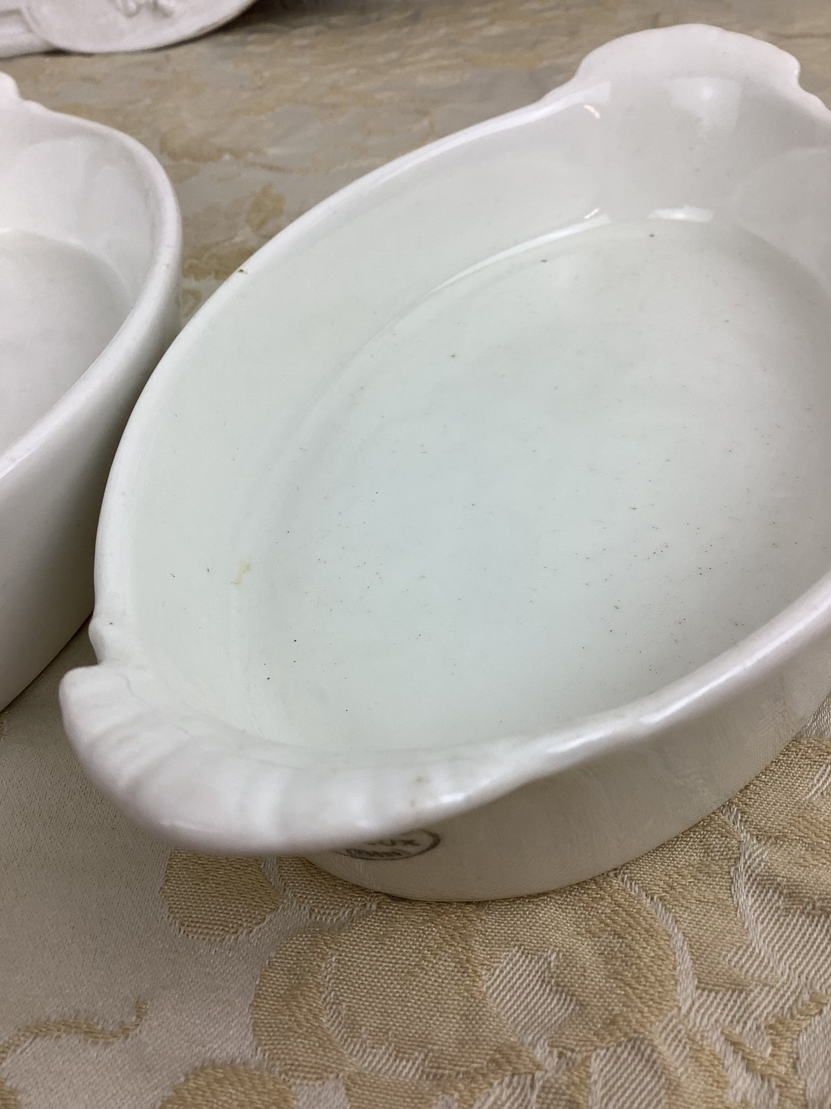 Lot de 2 petits plats anciens ovales en porcelaine à feu – P. Précieux – Réf 23E