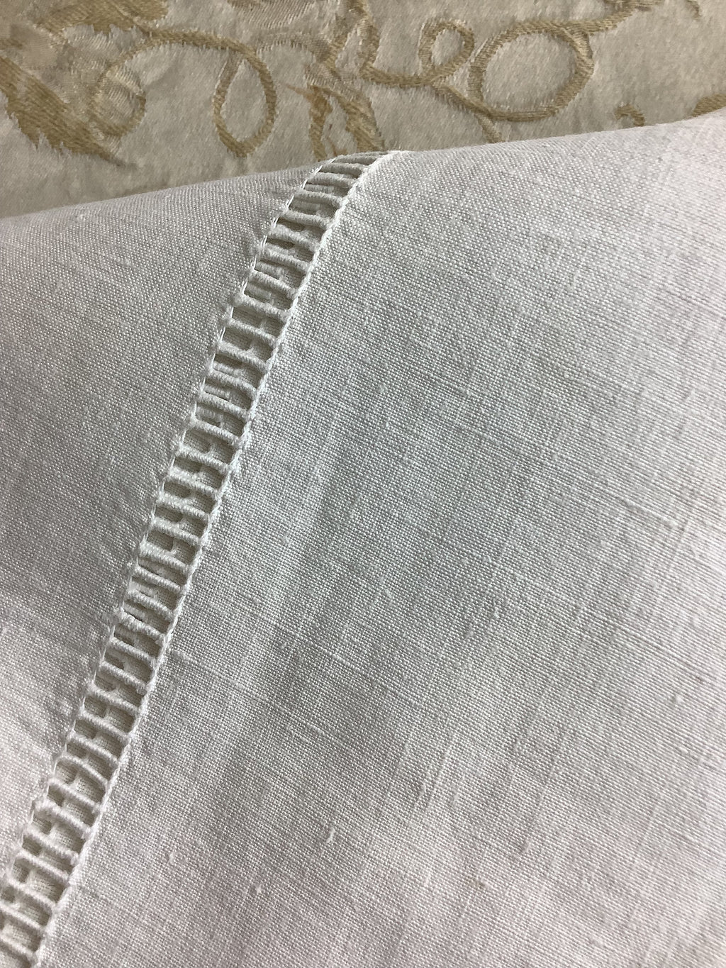 Drap ancien en lin fin brodé main – 230 × 310 cm – Réf. 157