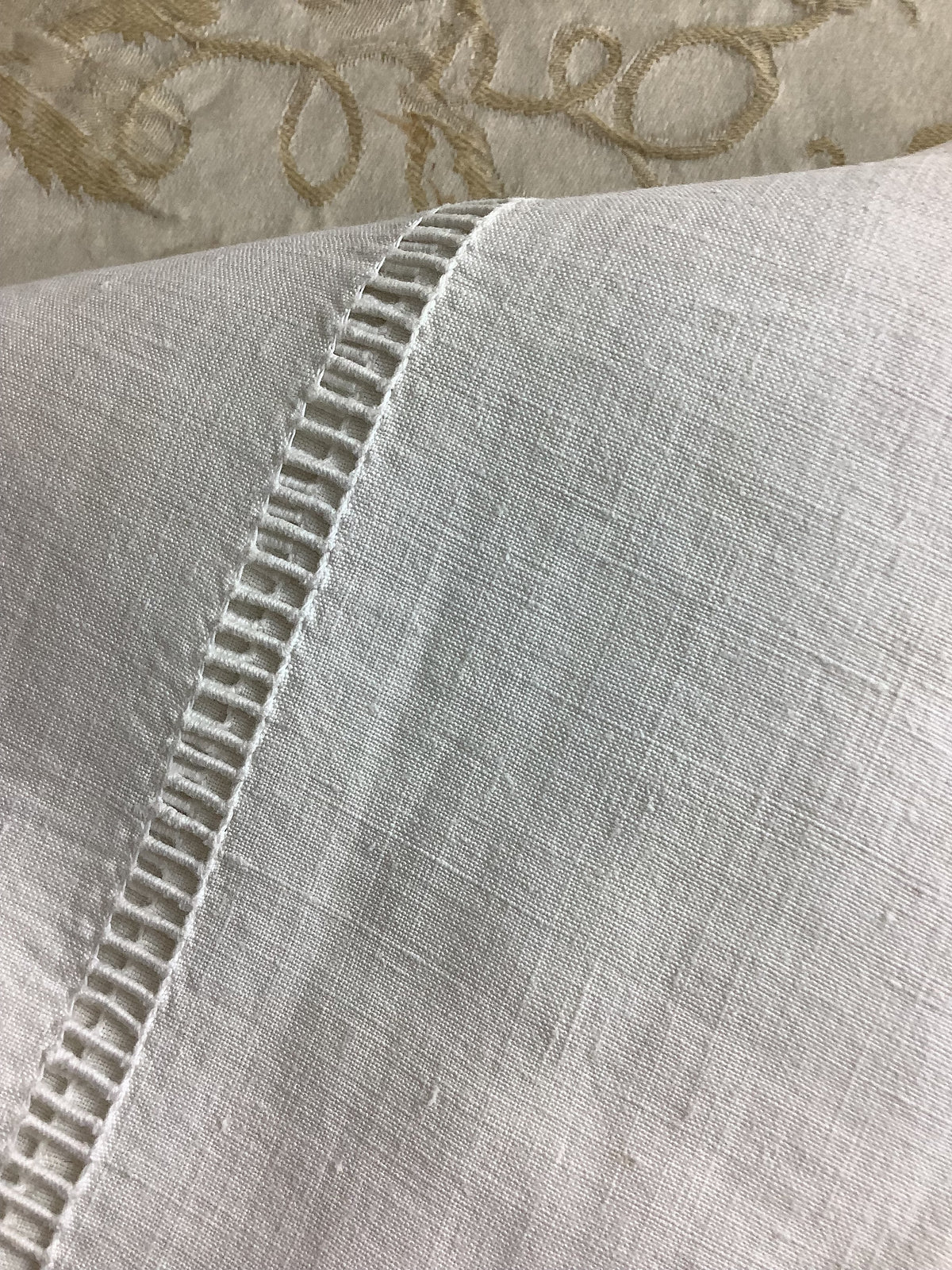 Drap ancien en lin fin brodé main – 230 × 310 cm – Réf. 157