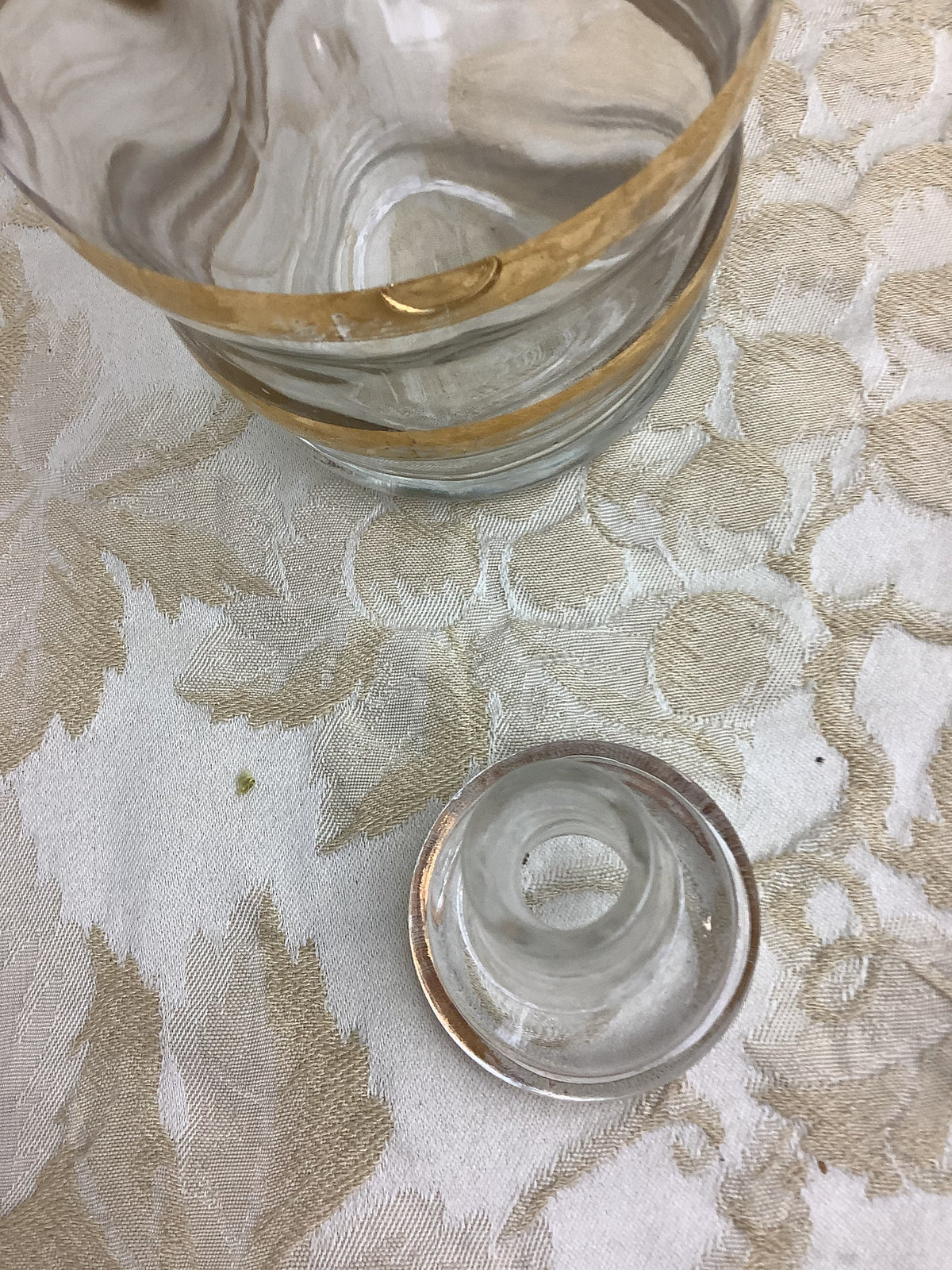 Carafe ancienne en verre transparent à liserés dorés avec bouchon d’origine — Réf. 25U