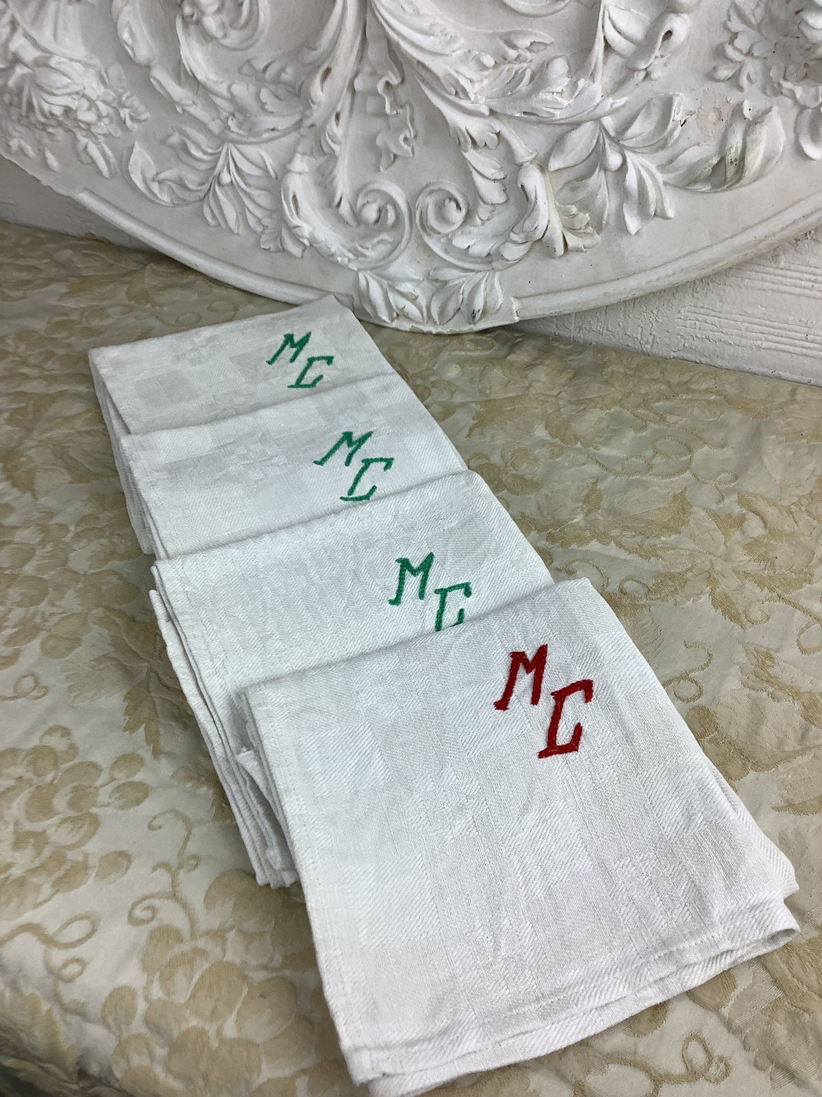 Lot de 4 serviettes anciennes en lin et chanvre damassé – broderies MG – Réf. 182