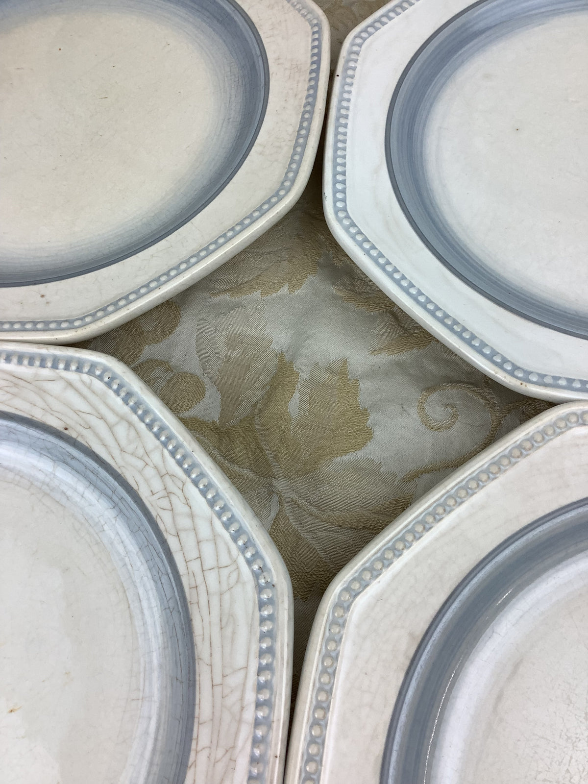 Lot de 6 assiettes plates octogonales de la manufacture Longchamp./ Réf 25V