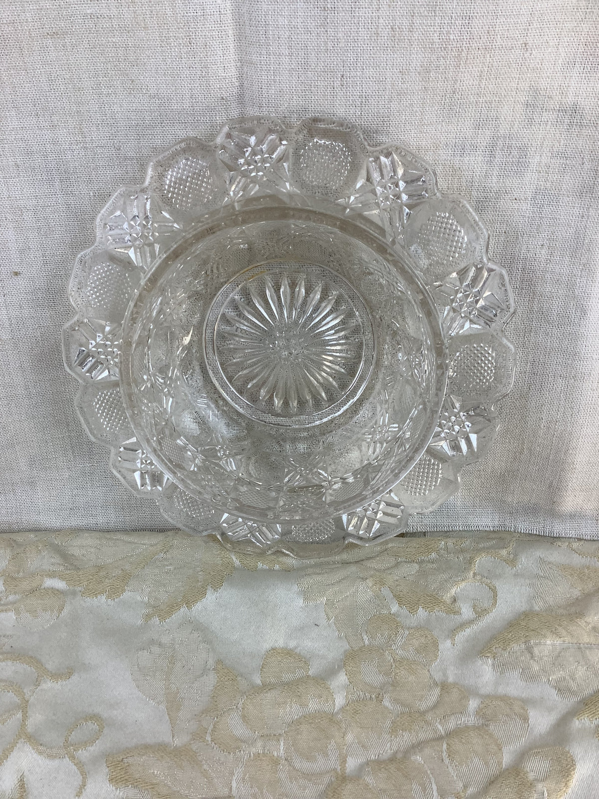 Coupe vintage en verre épais ciselé à décor géométrique – Réf. 20O1