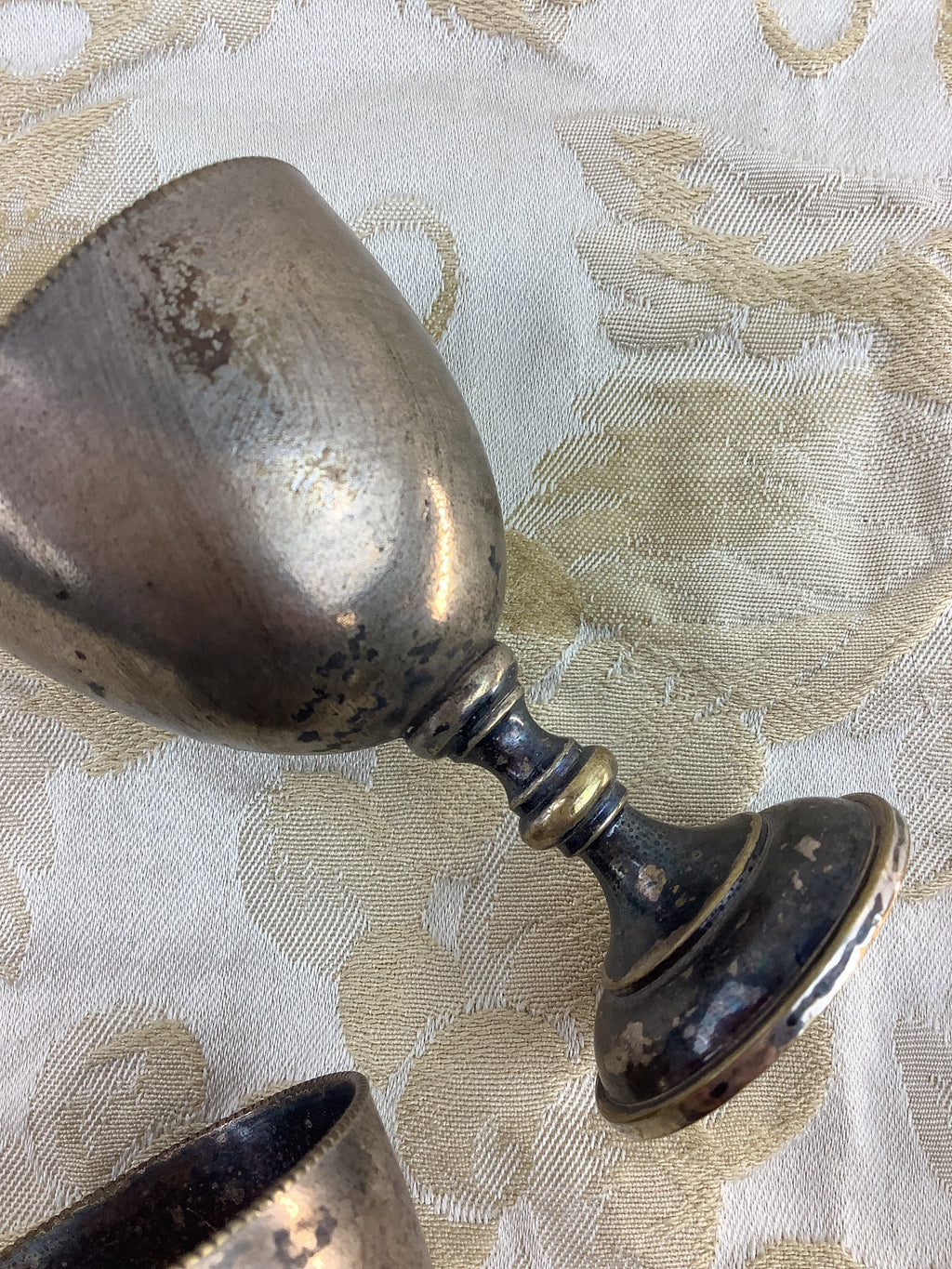 Duo de coquetiers anciens en métal argenté – Réf. 19G