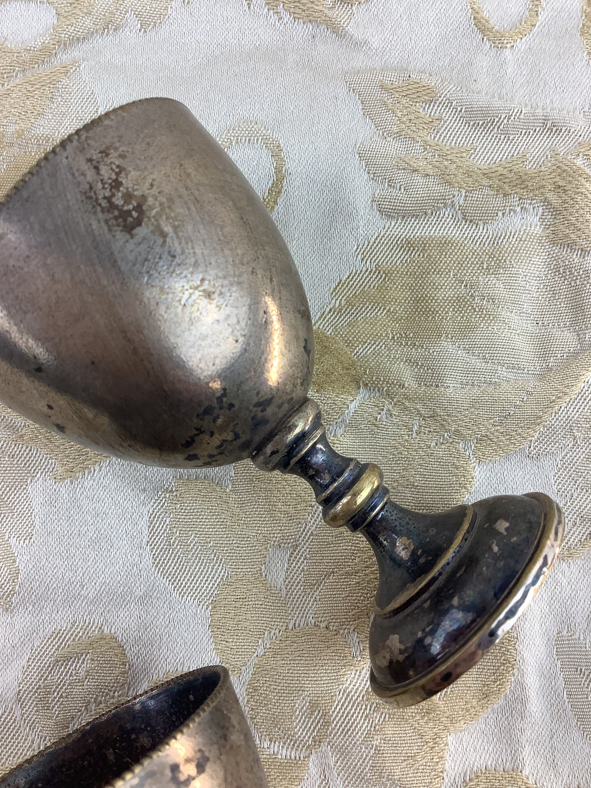 Duo de coquetiers anciens en métal argenté – Réf. 19G