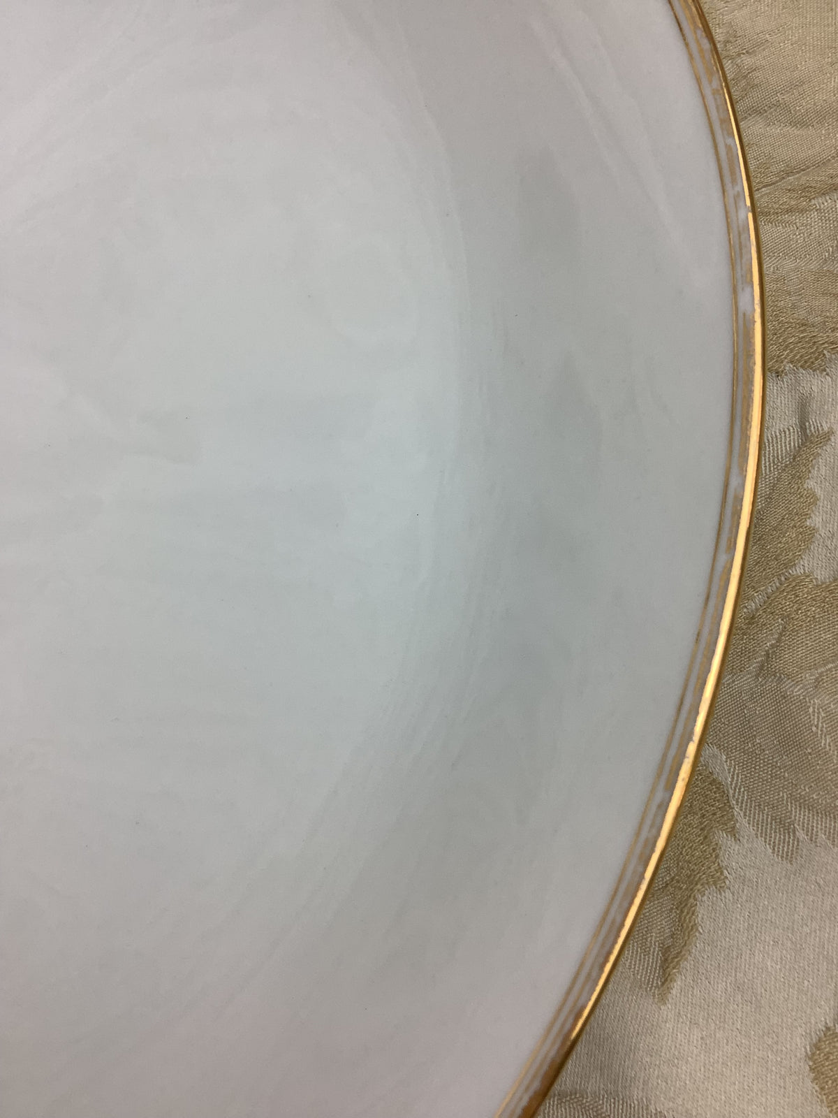 Plat de service ovale ancien en porcelaine de Limoges Bernardaud — Réf. 25T1