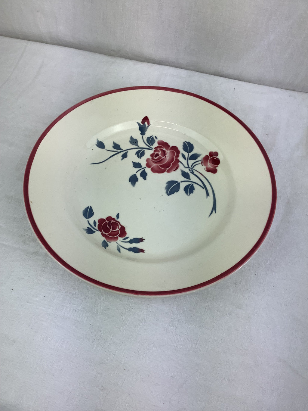 Plat rond ancien Badonviller – Roses bordeaux et feuillage bleu-Réf. 6J