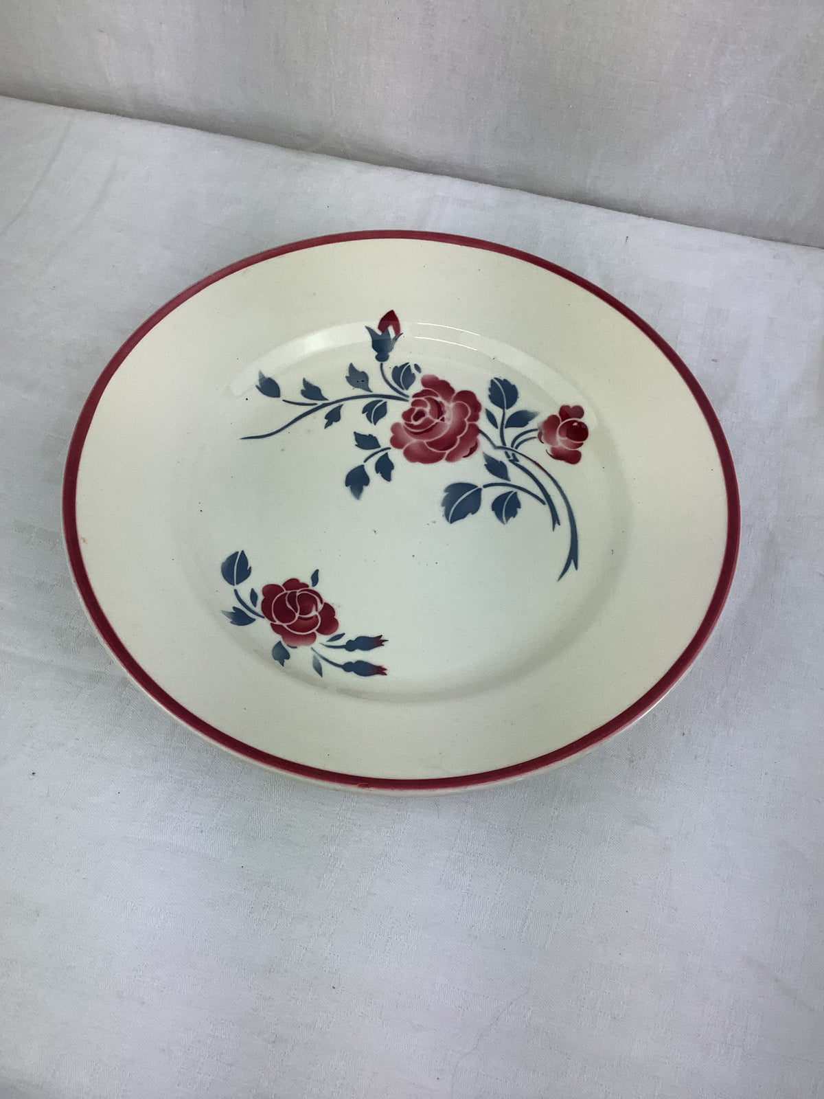 Plat rond ancien Badonviller – Roses bordeaux et feuillage bleu-Réf. 6J