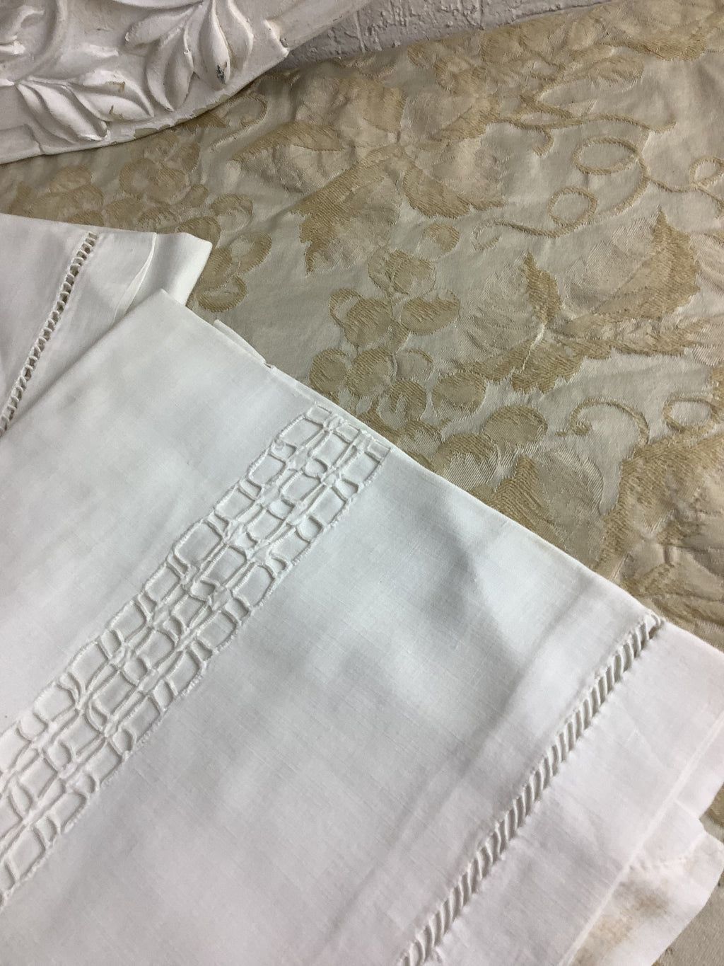 Duo de taies d’oreiller anciennes en lin fin brodé main – 70 × 70 cm – Réf. 183