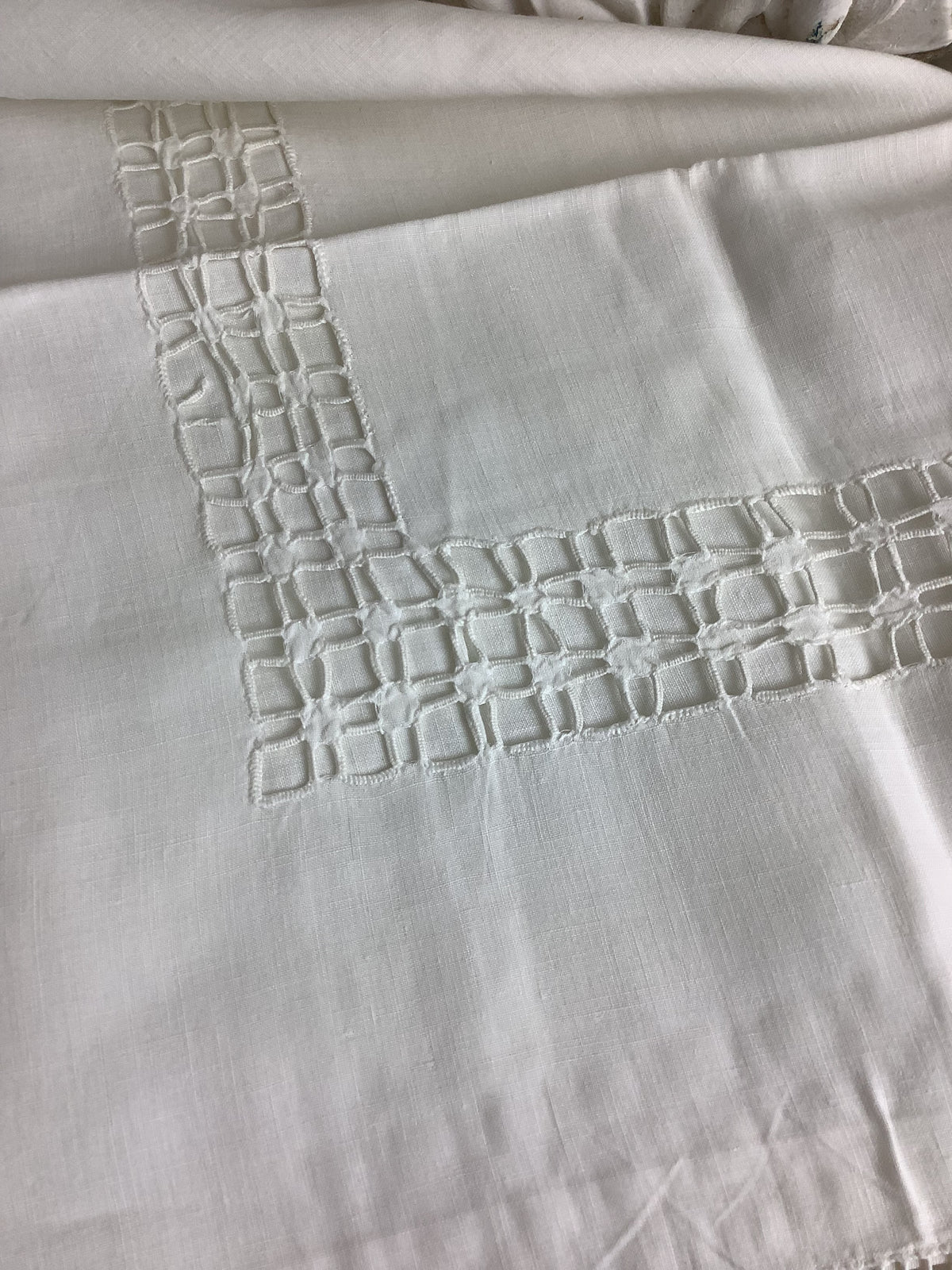 Duo de taies d’oreiller anciennes en lin fin brodé main – 70 × 70 cm – Réf. 183