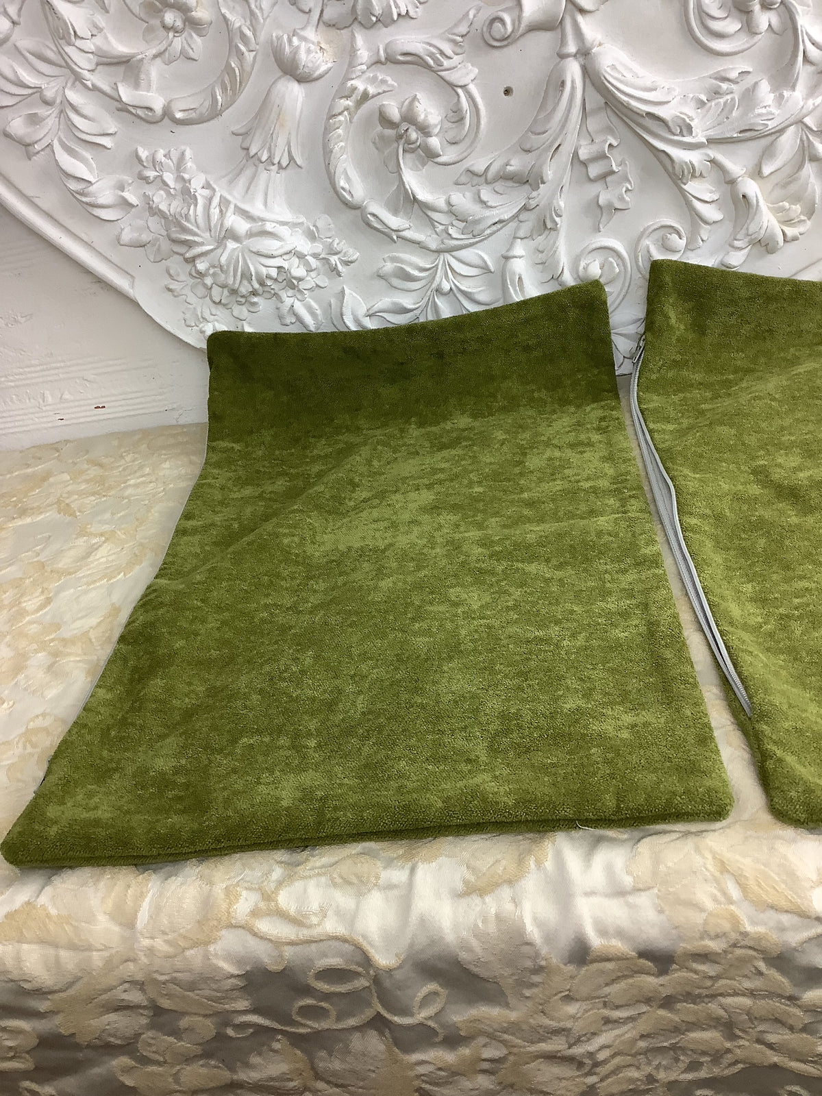 Two antique rectangular cushion covers in moss green short-pile velvet — Ref. 186