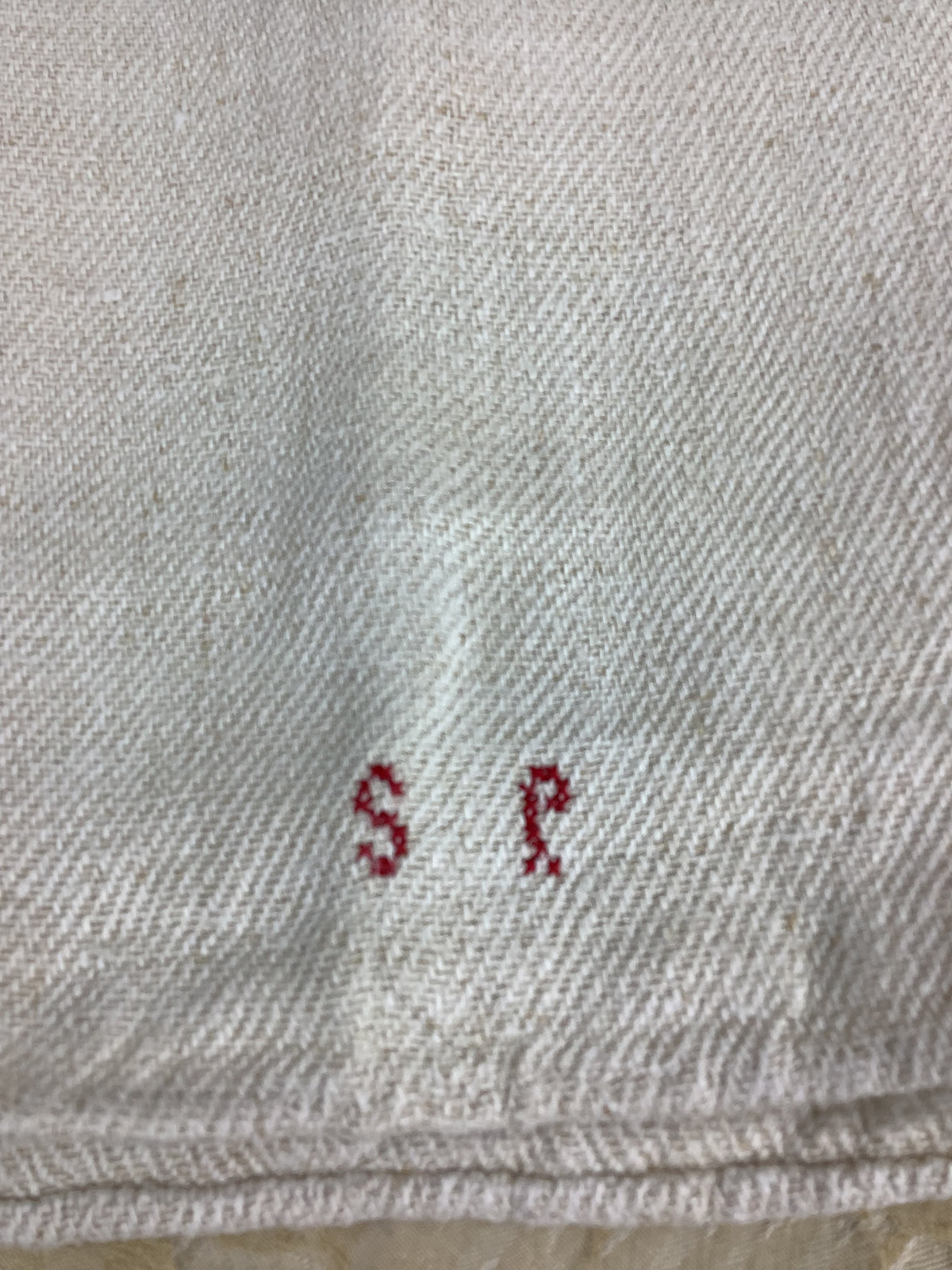 Nappe ancienne en toile rustique lin/chanvre – monogramme rouge – Réf. 181