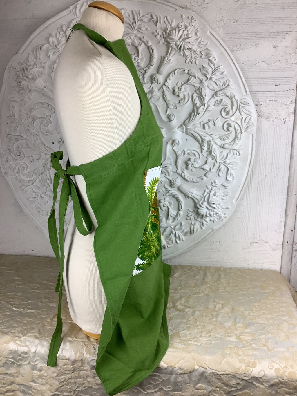 Tablier ancien vert à décor de fougères – Réf. 57