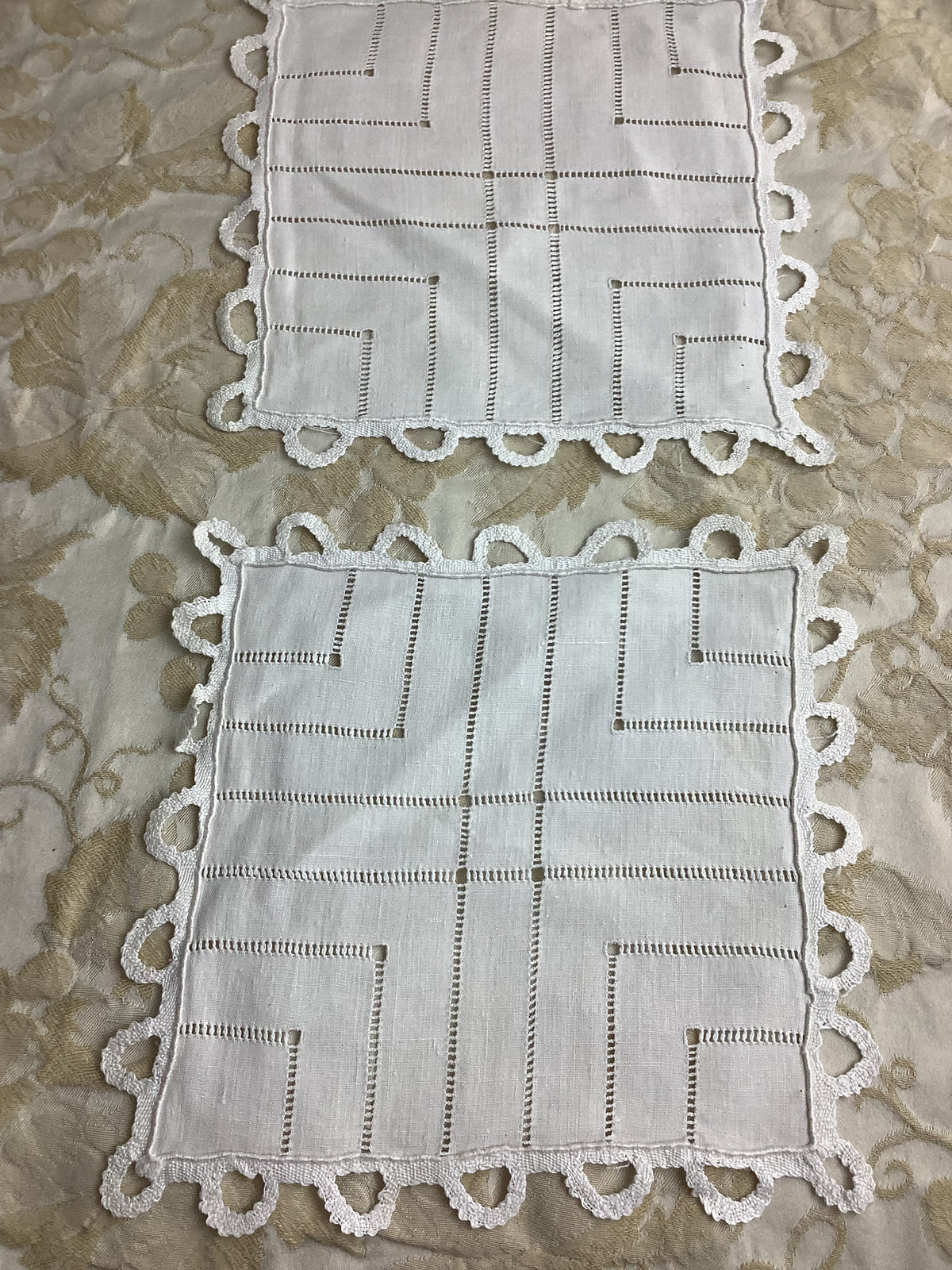 Lot de 2 napperons carrés anciens en lin à jours et dentelle ivoire – Réf. 64-1