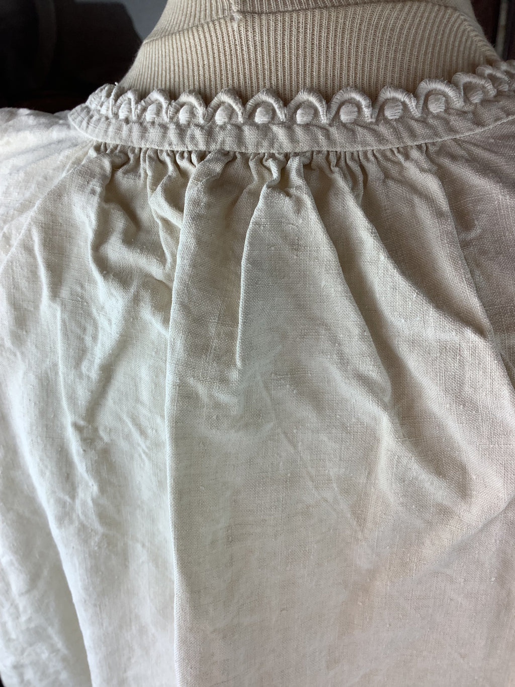 Ancienne chemise de nuit en lin et coton épais, dentelle et monogramme brodé BL-Ref 151
