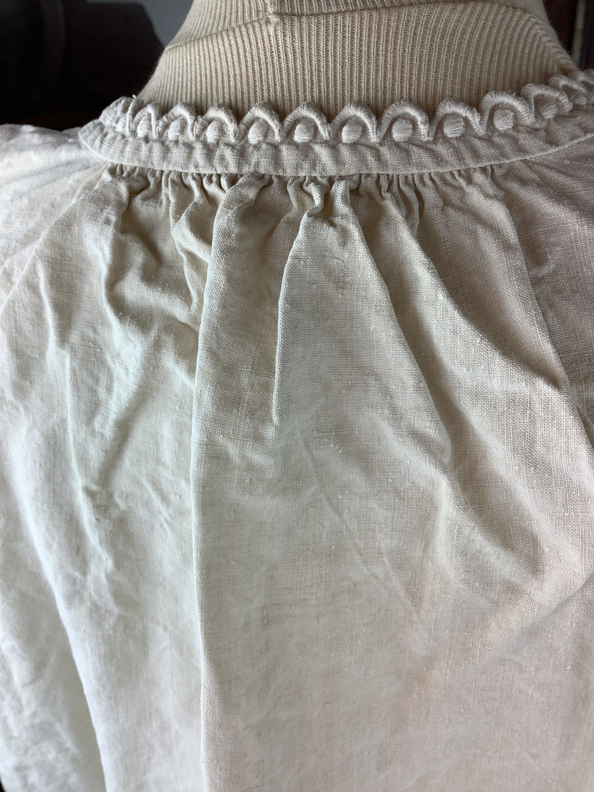 Ancienne chemise de nuit en lin et coton épais, dentelle et monogramme brodé BL-Ref 151