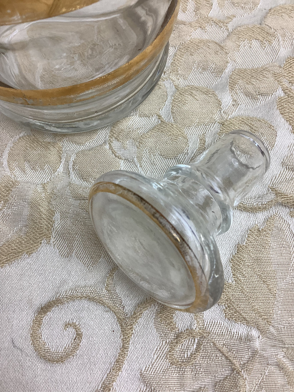 Carafe ancienne en verre transparent à liserés dorés avec bouchon d’origine — Réf. 25U