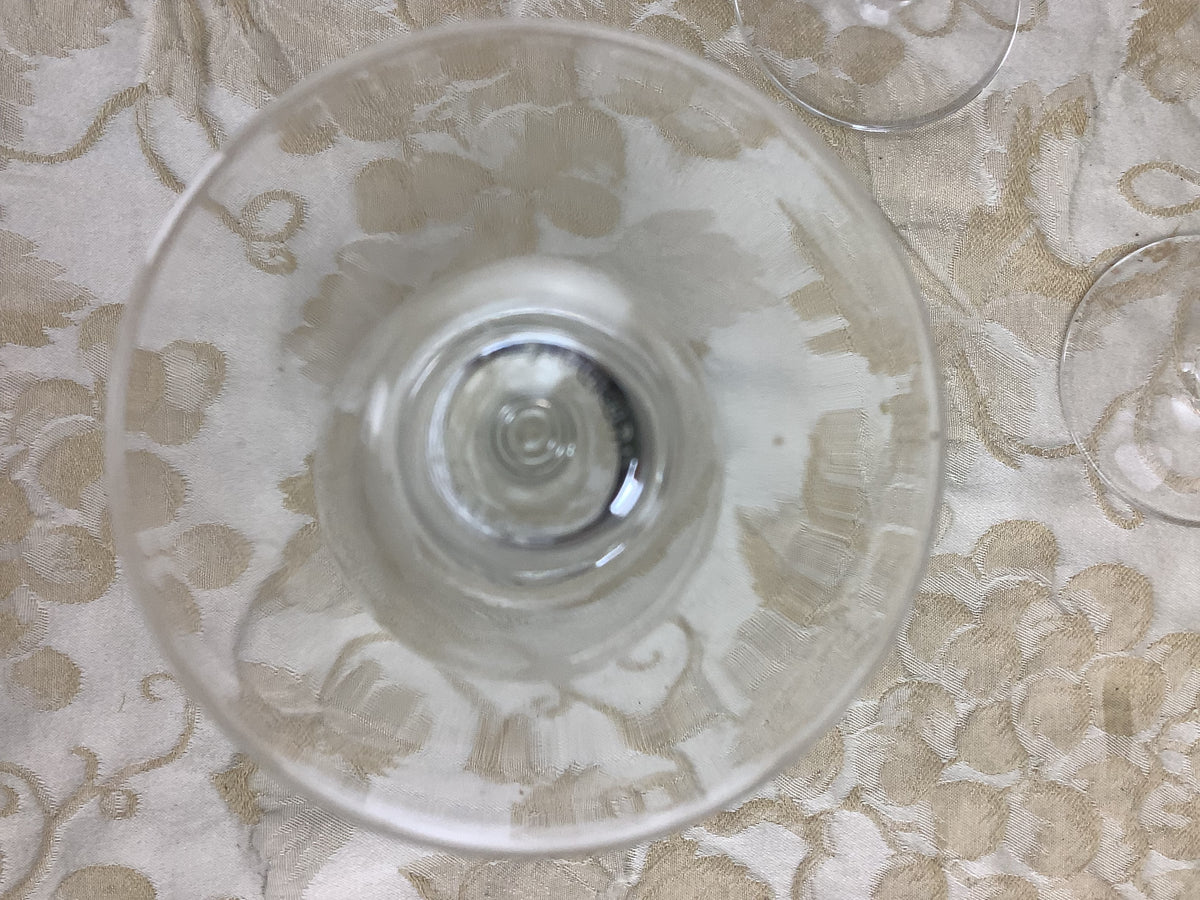 Verre à eau à pied ancien Luminarc France, décor raisins dépolis — Réf. 17H1