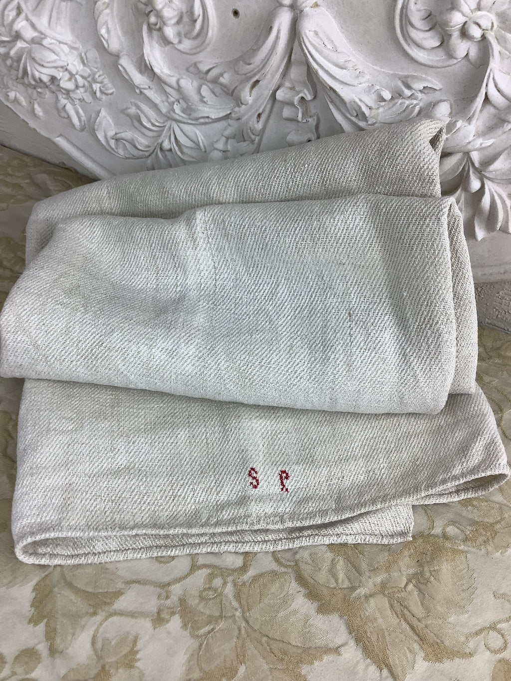 Nappe ancienne en toile rustique lin/chanvre – monogramme rouge – Réf. 181