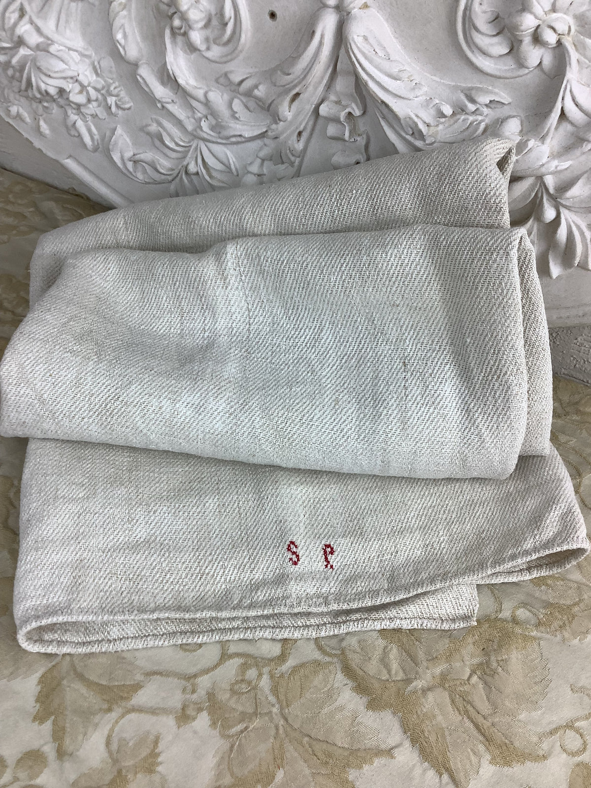 Nappe ancienne en toile rustique lin/chanvre – monogramme rouge – Réf. 181