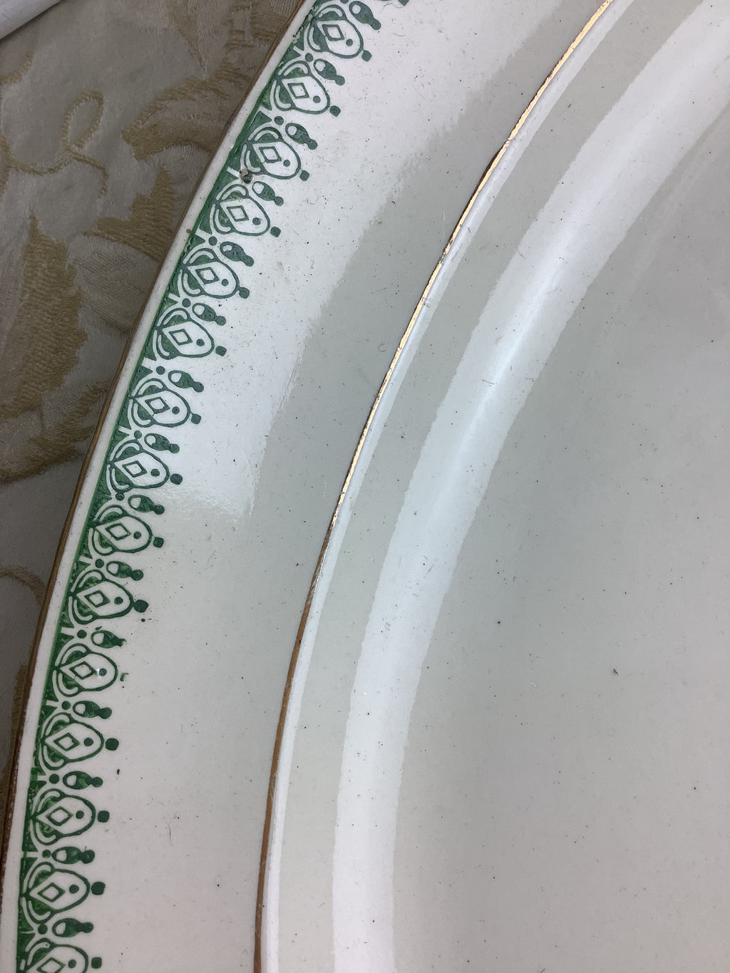 Titre : Plat semi-creux ancien ovale à décor vert et or – Réf. 11Q