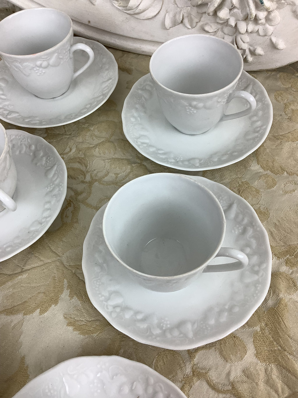 Lot de 6 tasses et soucoupes anciennes en porcelaine blanche – Réf. 23B
