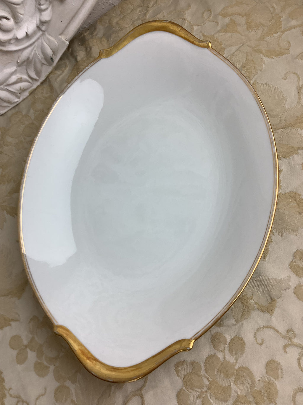 Plat de service ovale ancien en porcelaine de Limoges Bernardaud — Réf. 25T1