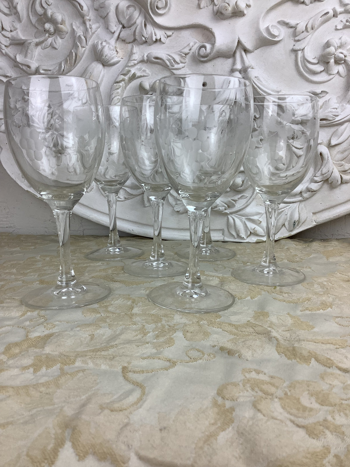 Verre à eau à pied ancien Luminarc France, décor raisins dépolis — Réf. 17H1