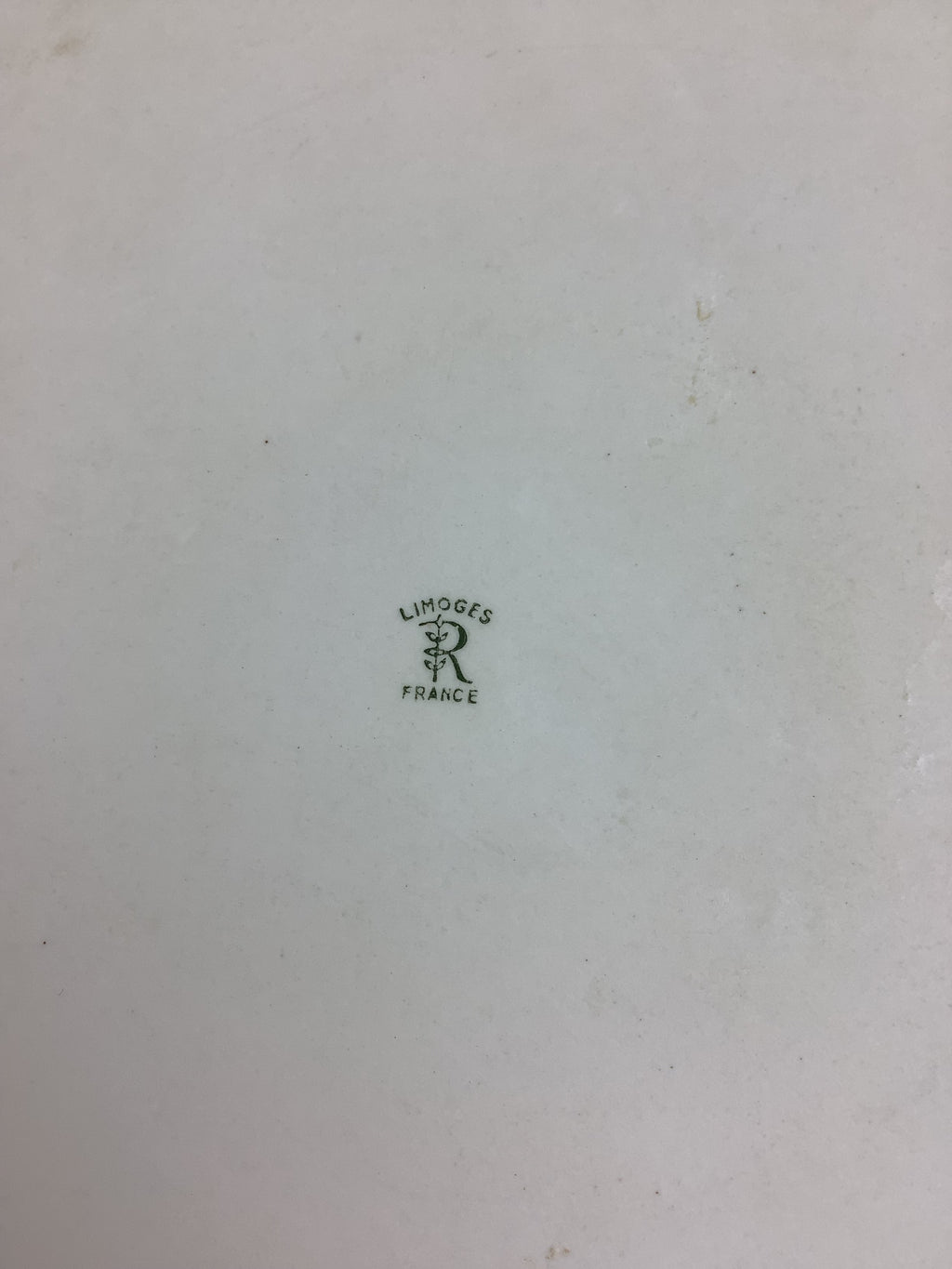 Plat rond de service en porcelaine de Limoges Raynaud- Ref 25Z