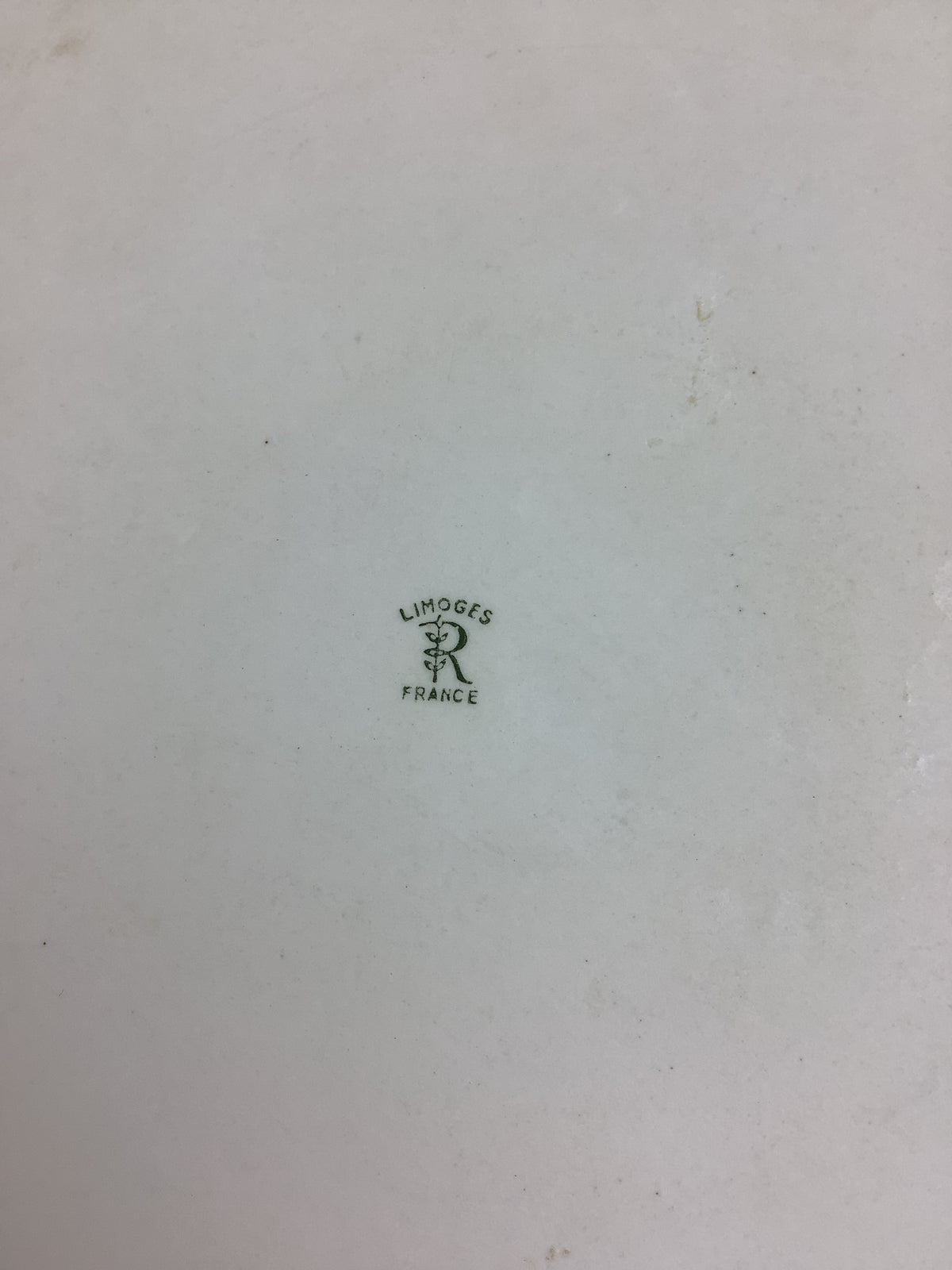 Plat rond de service en porcelaine de Limoges Raynaud- Ref 25Z