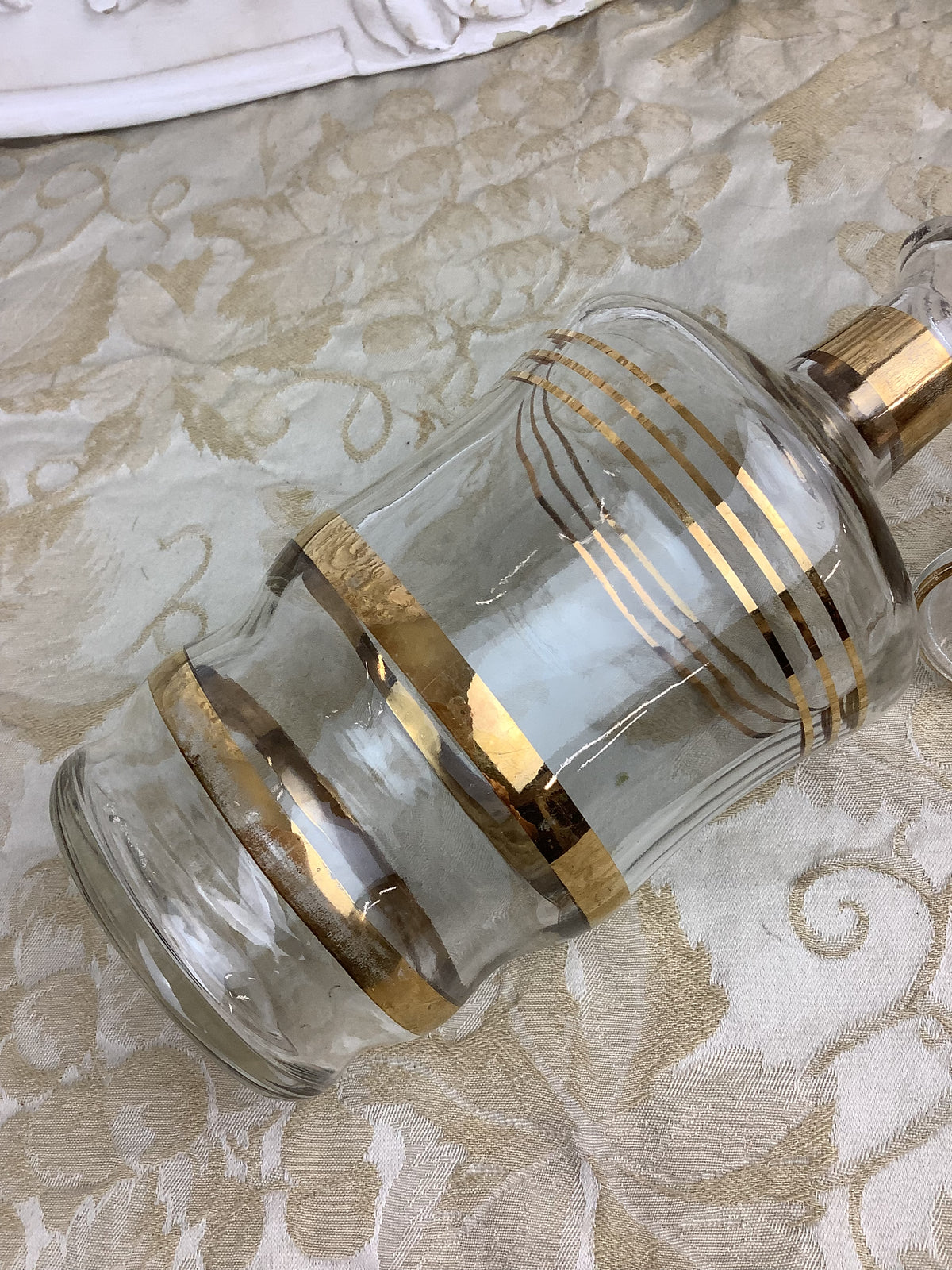 Carafe ancienne en verre transparent à liserés dorés avec bouchon d’origine — Réf. 25U