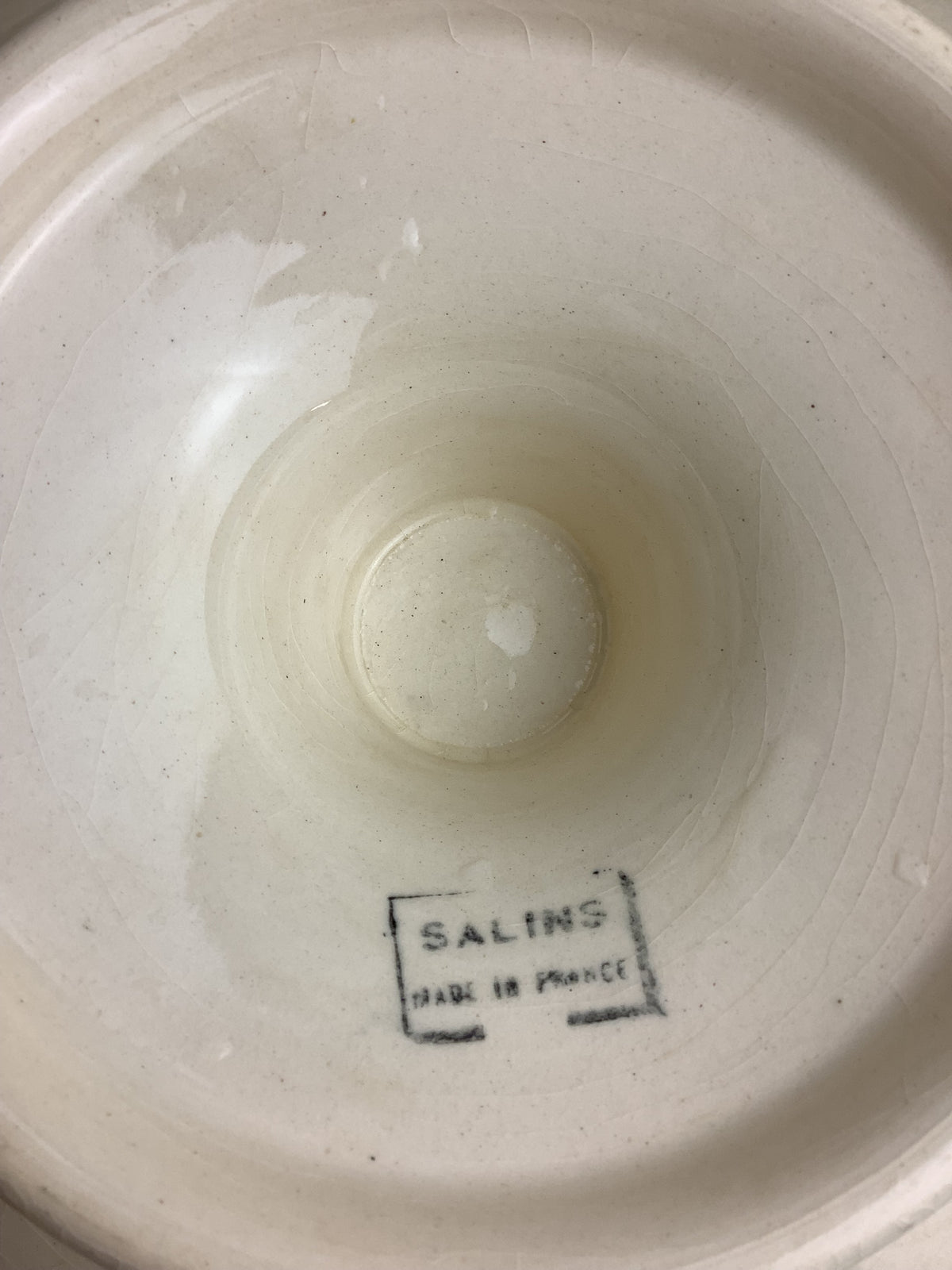Coupe ancienne sur piédouche en faïence de Salins, décor floral – Réf. 29N