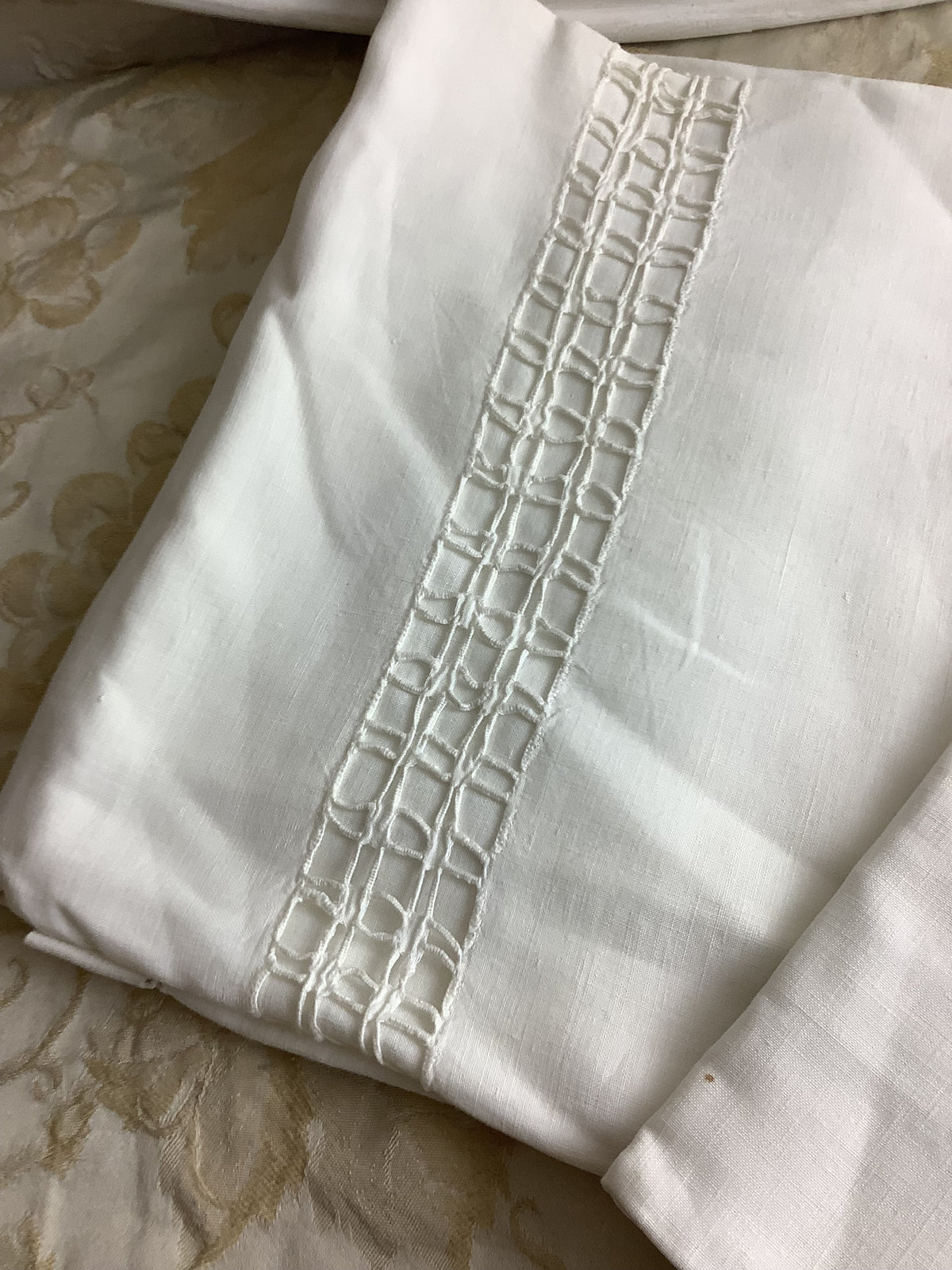 Duo de taies d’oreiller anciennes en fin lin brodé main – 70 × 70 cm – Réf. 183